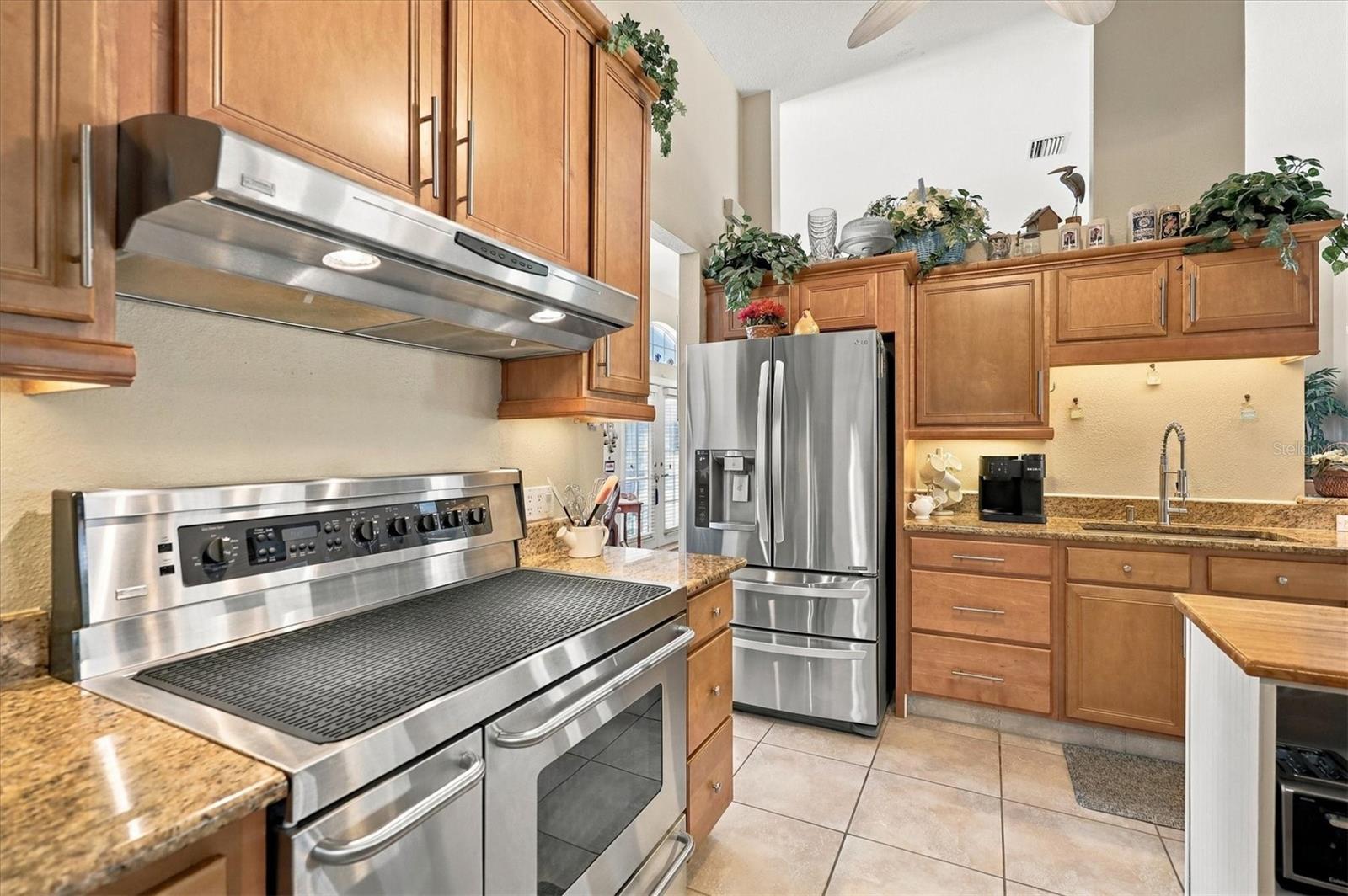 Stainless appliances, and range has a side convection oven. - 2805 NORWOOD LN, VENICE