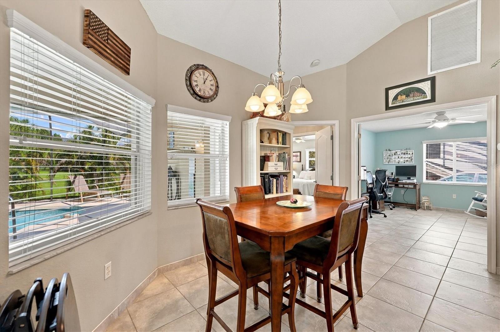 Kitchen dinette area. - 2805 NORWOOD LN, VENICE