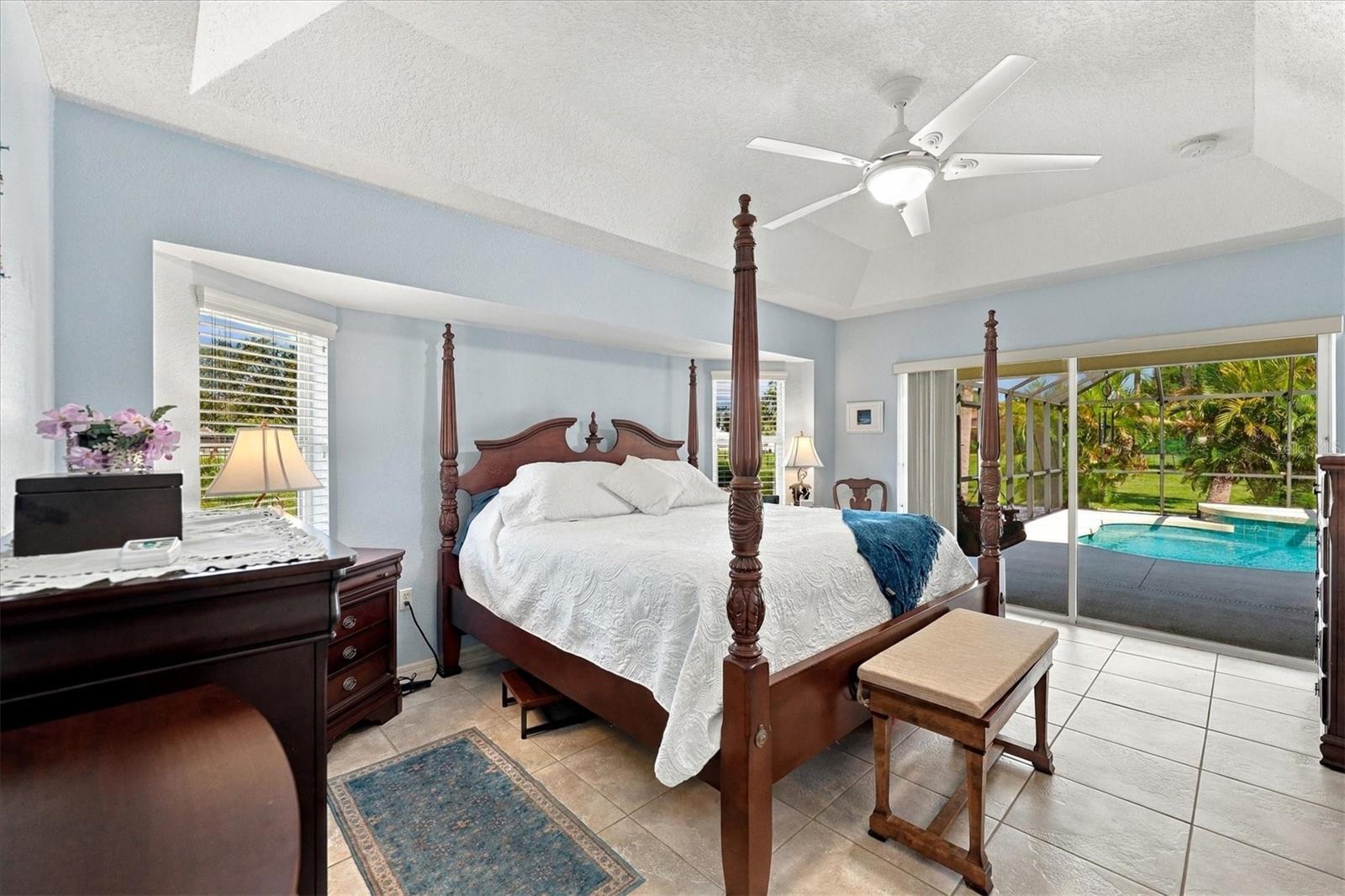 Primary bedroom with sliders out too the pool. - 2805 NORWOOD LN, VENICE