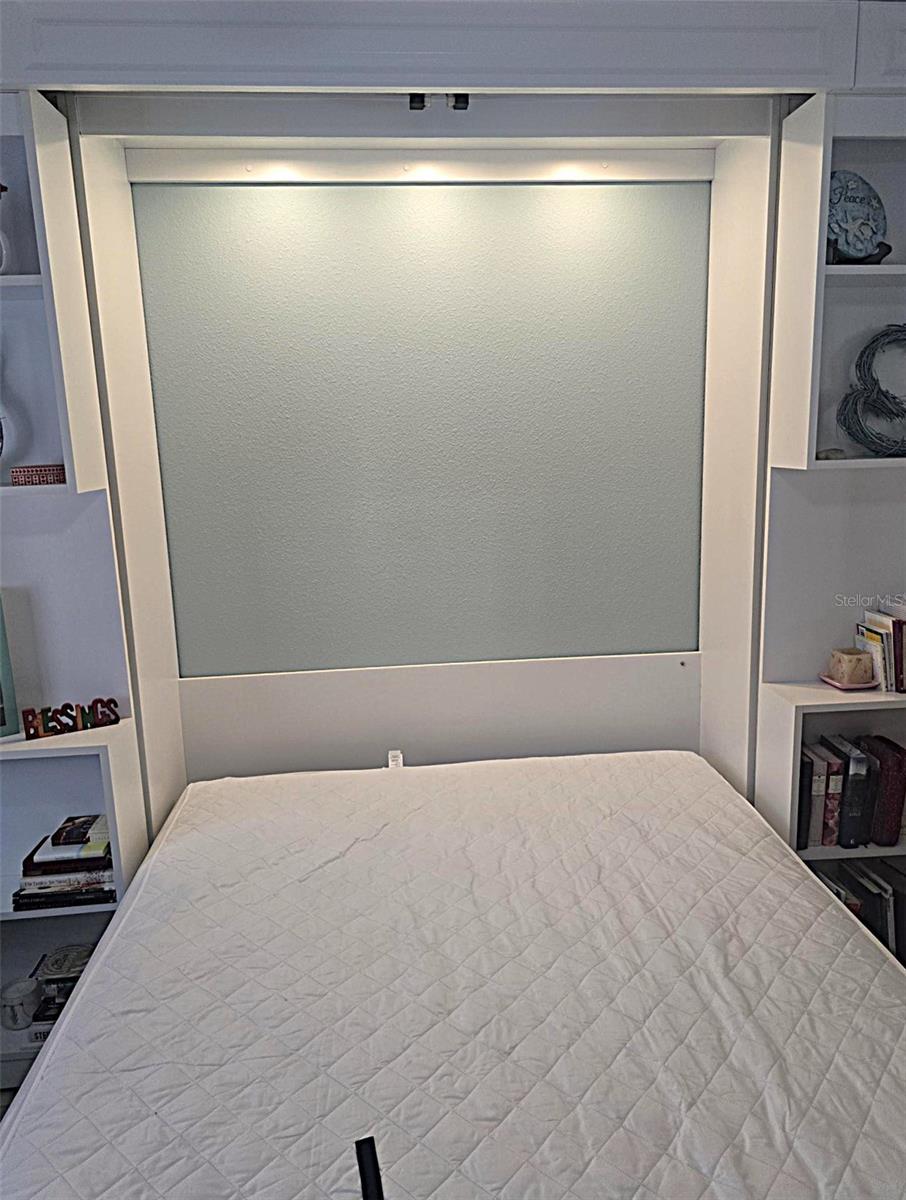 Lighted area behind and above bedding. - 2805 NORWOOD LN, VENICE