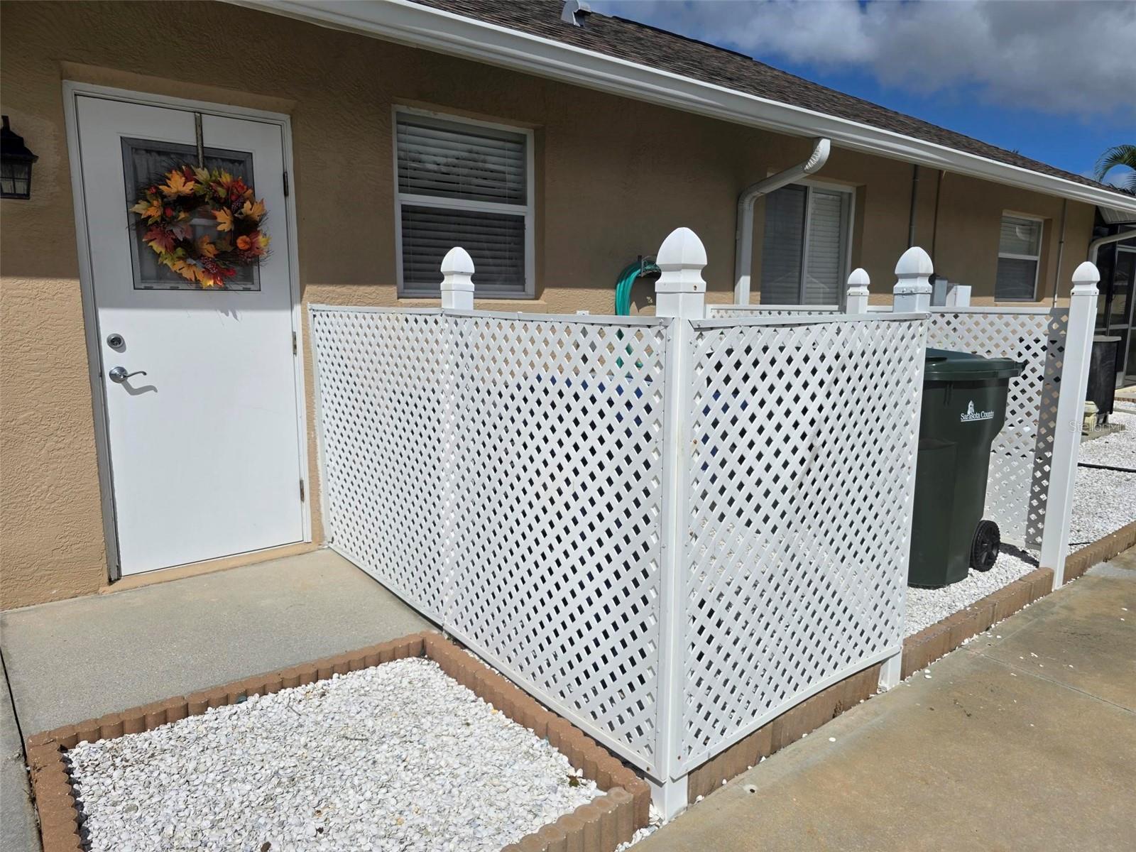 Dedicated area for cans, and side garage entry. - 2805 NORWOOD LN, VENICE