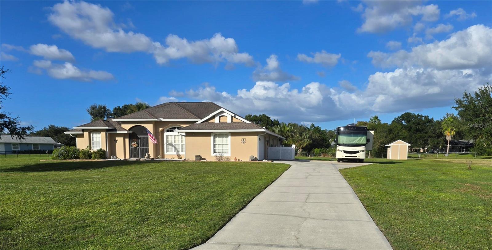 Long driveway. Hope to see ya soon! - 2805 NORWOOD LN, VENICE