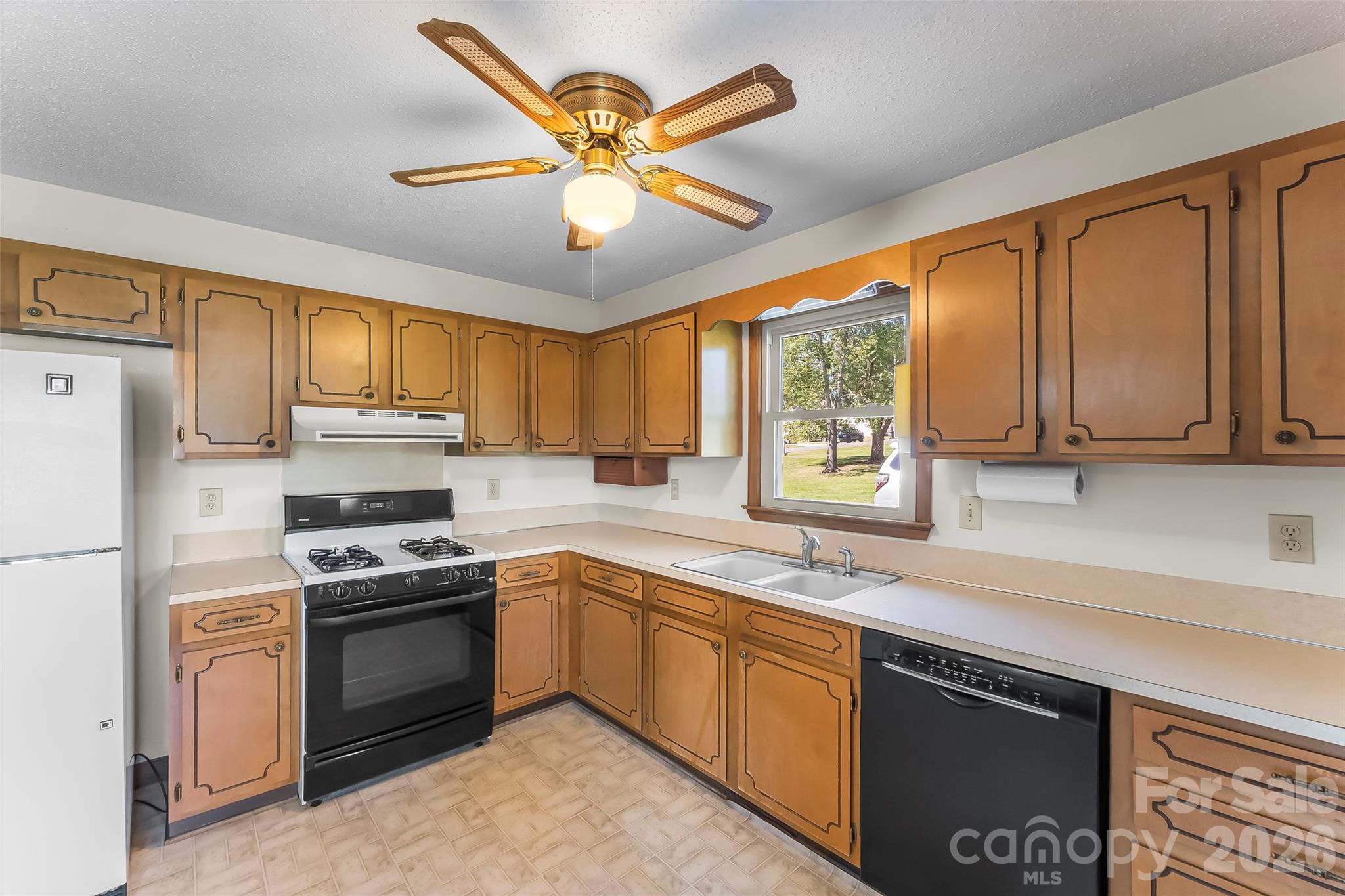 Main-Floor, Kitchen, Gas Cooktop/Stove & Dishwasher - 2207 Beauty Street, Statesville