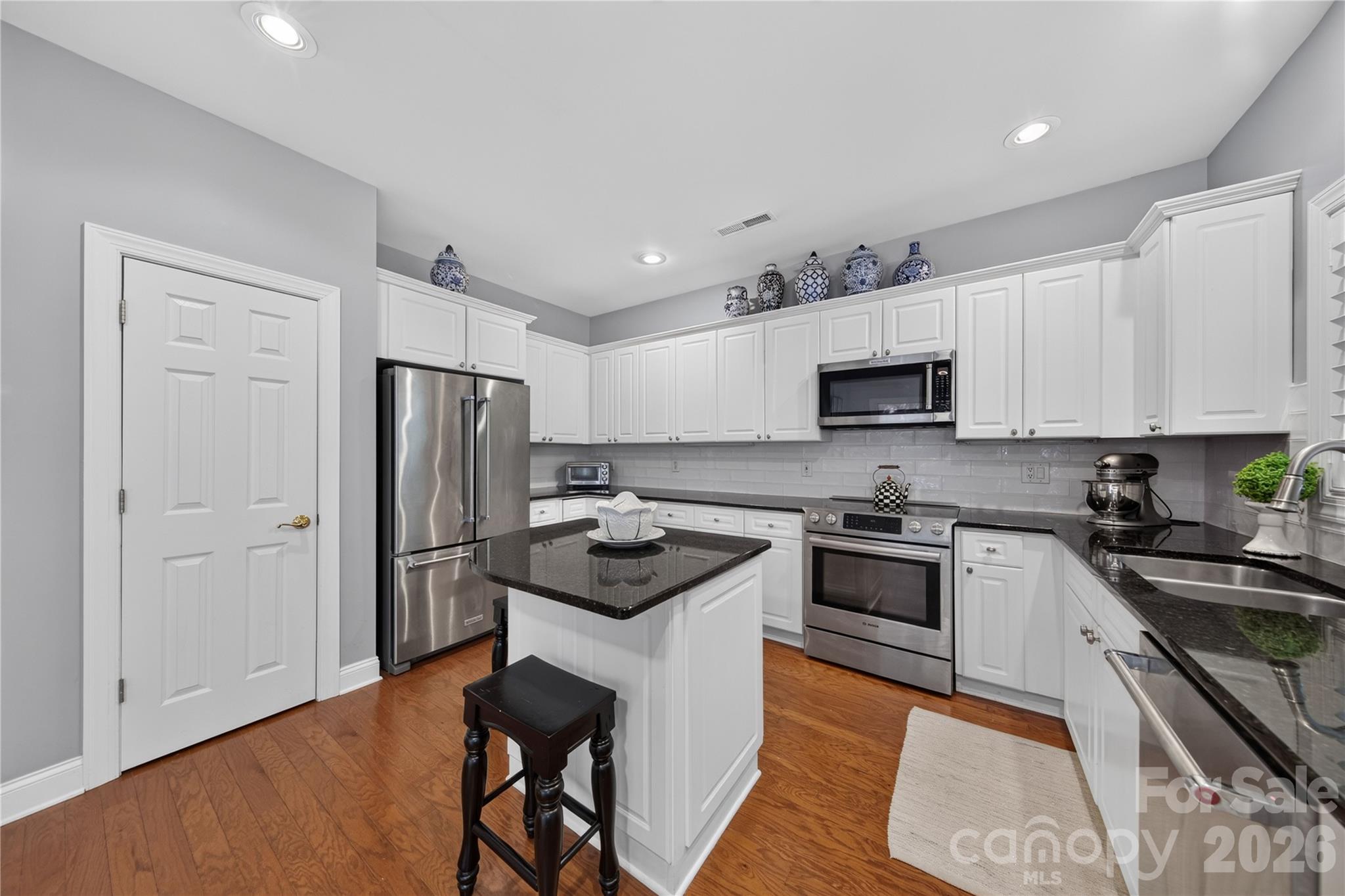 Stainless steel Bosch and Kitchenaide appliances - 9251 Bonnie Briar Circle, Charlotte