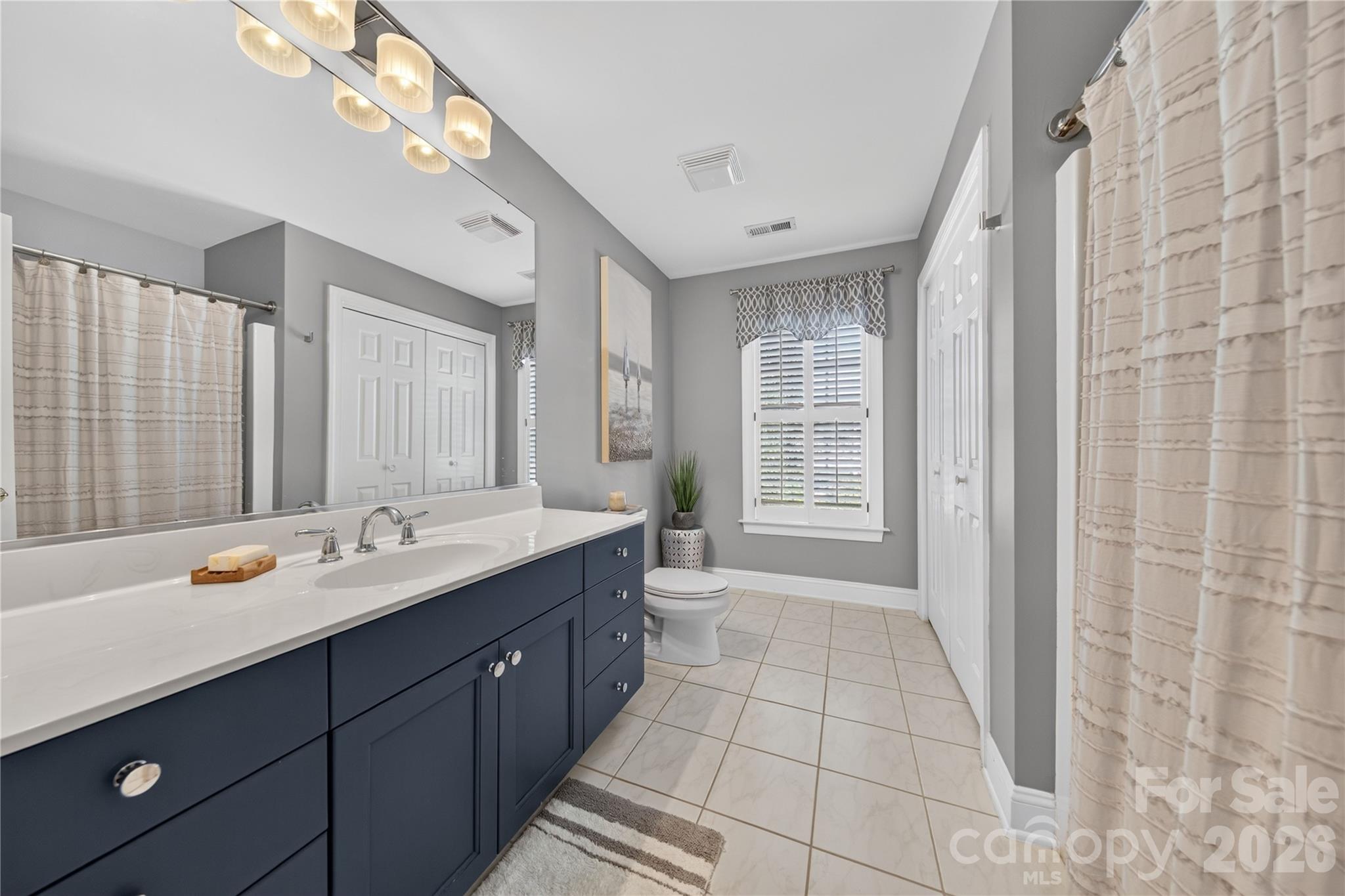 Secondary bath w/oversized linen - 9251 Bonnie Briar Circle, Charlotte
