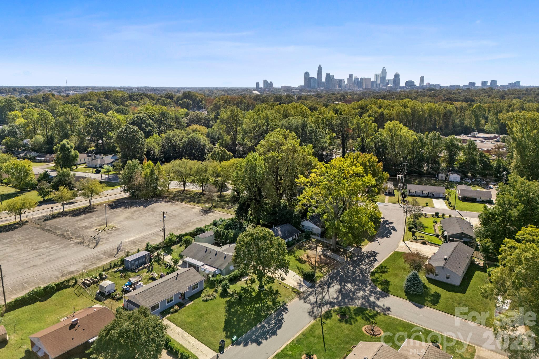 Just 3 miles from Uptown (10 minute drive) - 2018 Quentin Street, Charlotte