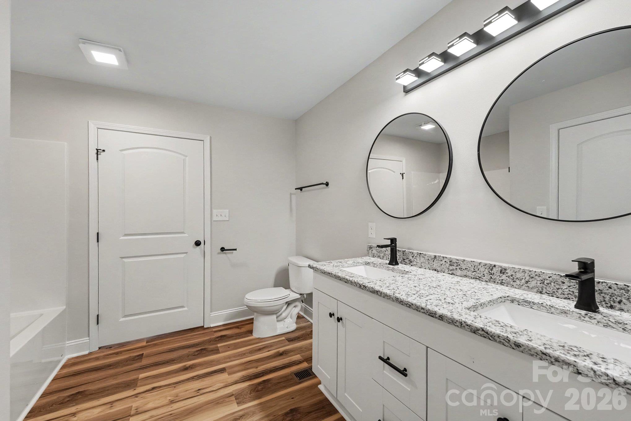 Large Ensuite bath - 1825 Hollywood Drive, Salisbury