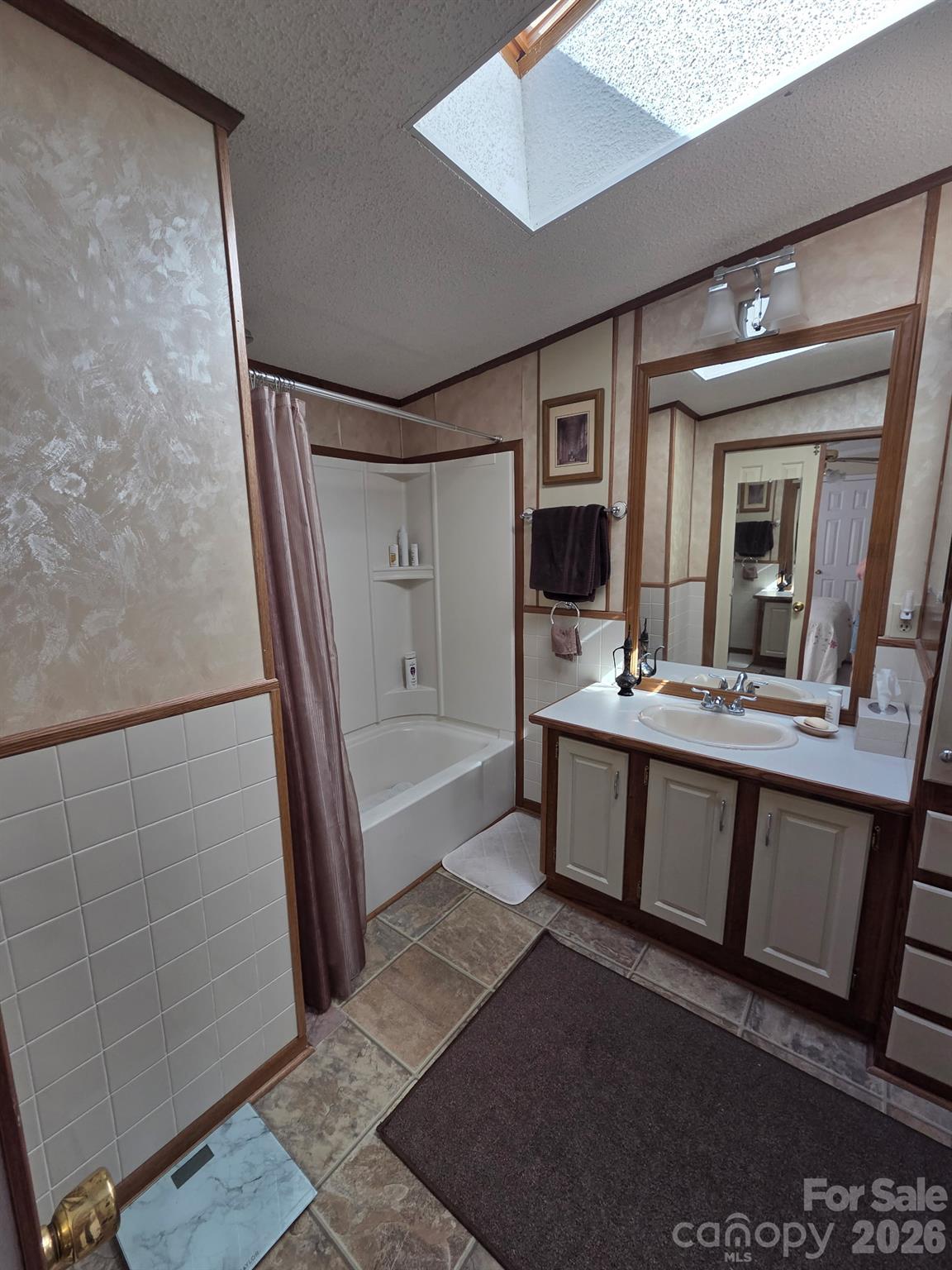 primary bathroom - 205 Misty Lane, Hendersonville