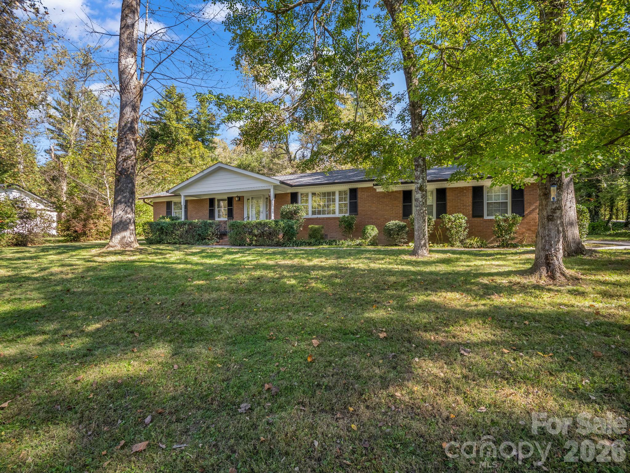 Level front yard - 2630 Seminole Drive, Hendersonville