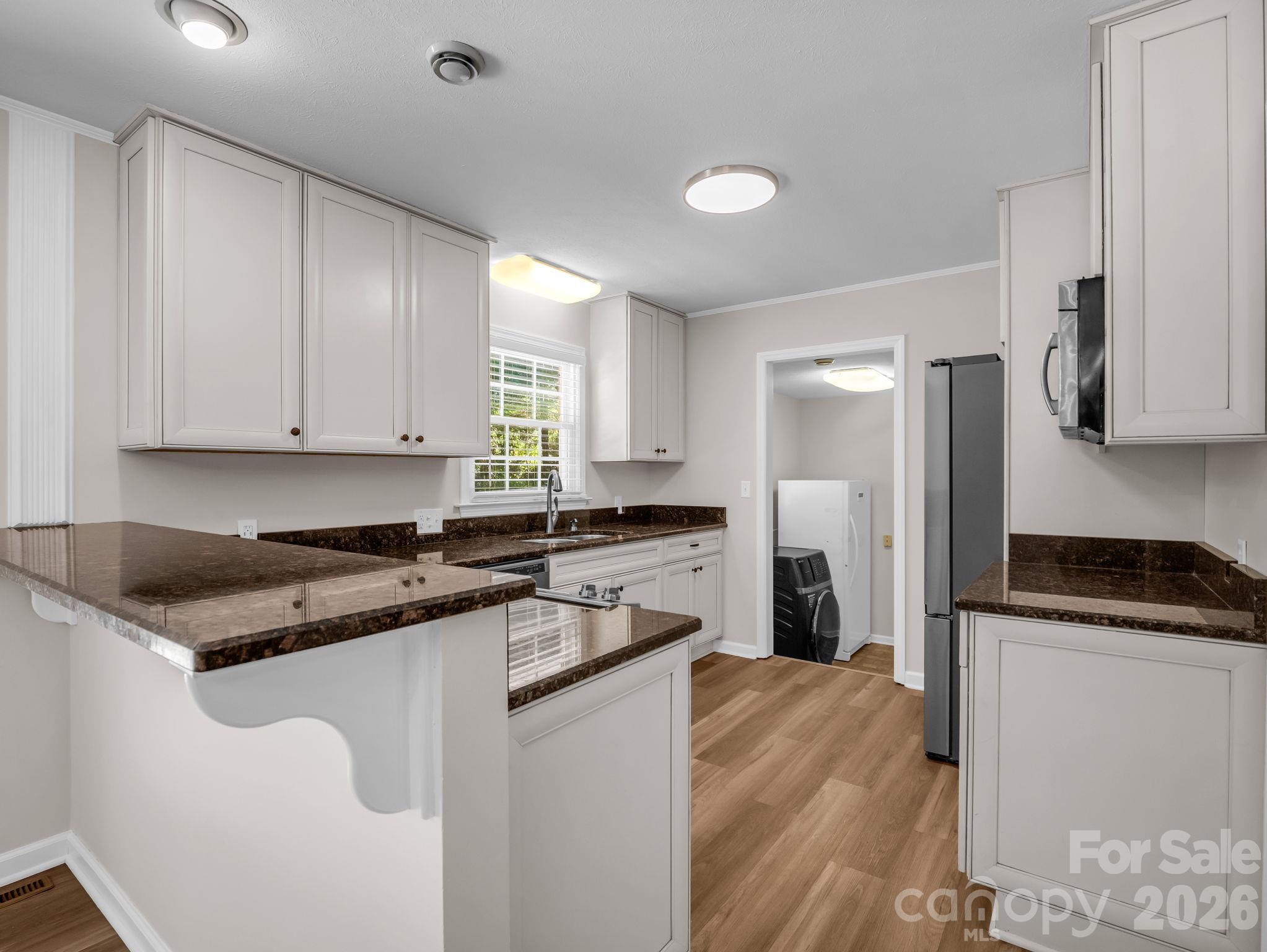Kitchen with breakfast bar - 2630 Seminole Drive, Hendersonville