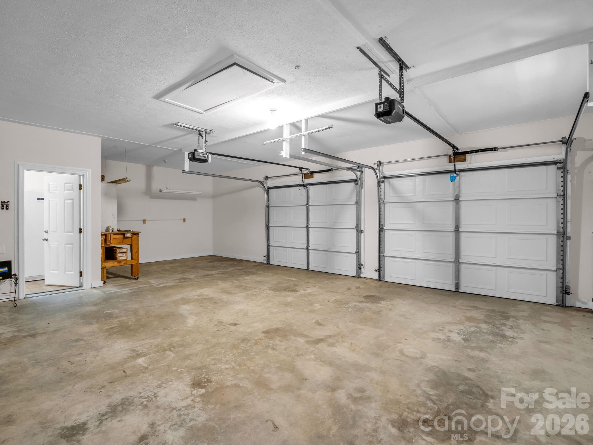 Garage with work shop area - 2630 Seminole Drive, Hendersonville