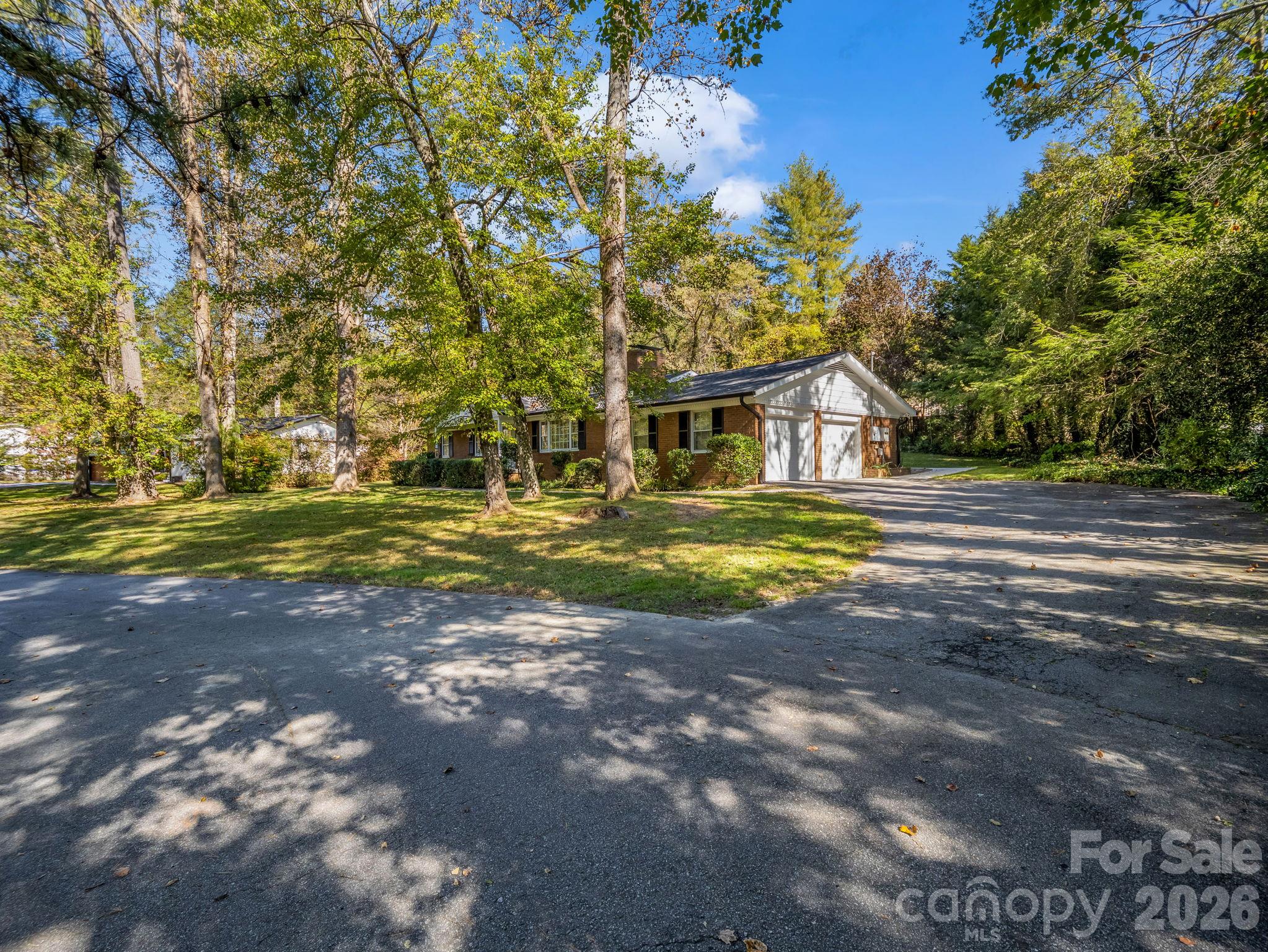 Cul-de-sac driveway - 2630 Seminole Drive, Hendersonville