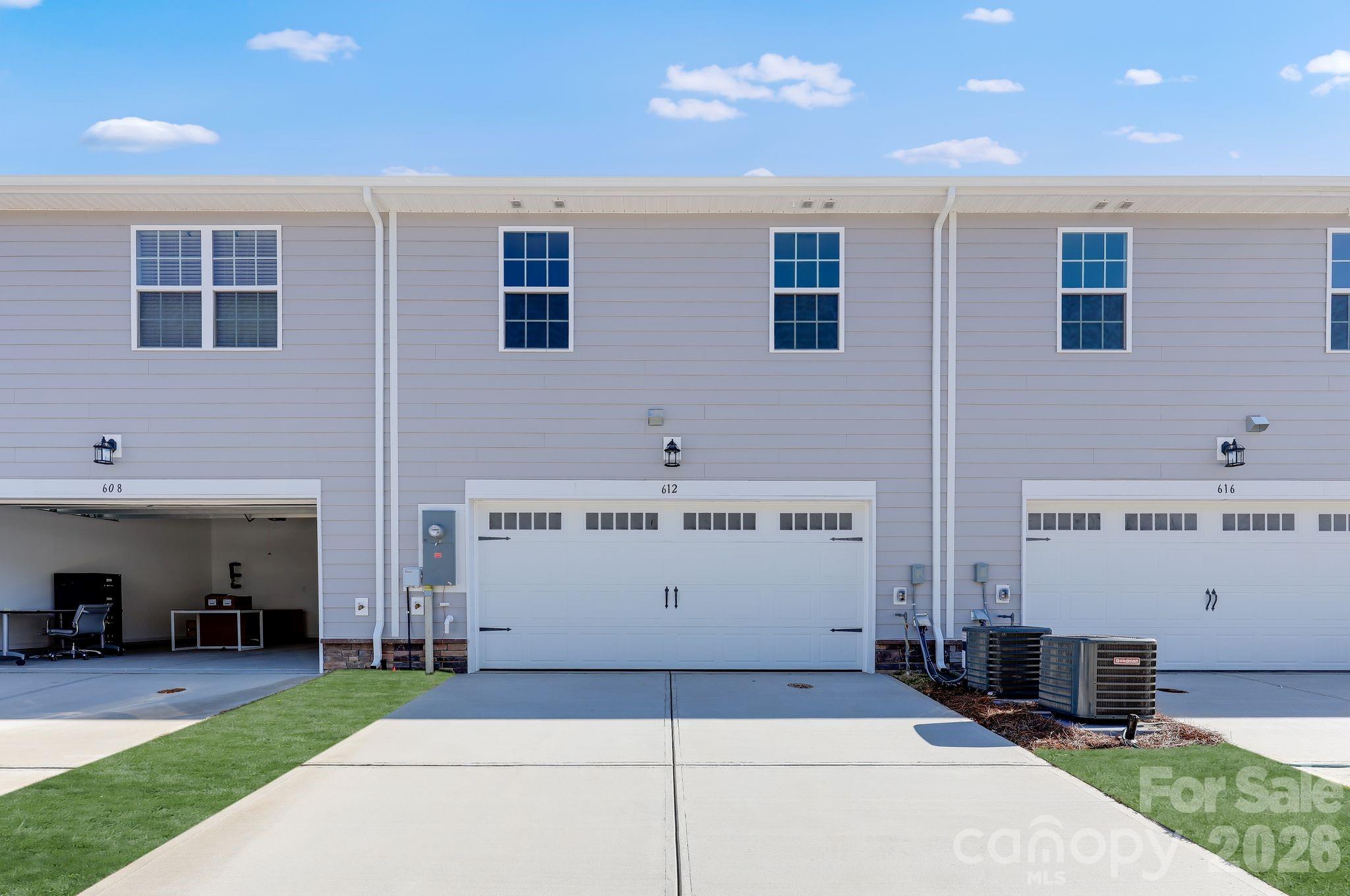 Townhouse at 660 Sparano Loop, York, photo 2 of 15