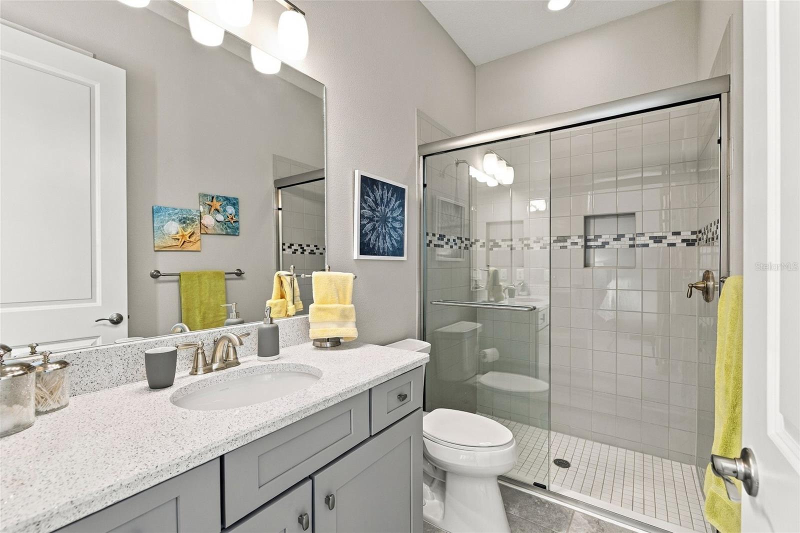 Guest Bedroom en-suite with walk-in shower - 4723 BENITO CT, BRADENTON