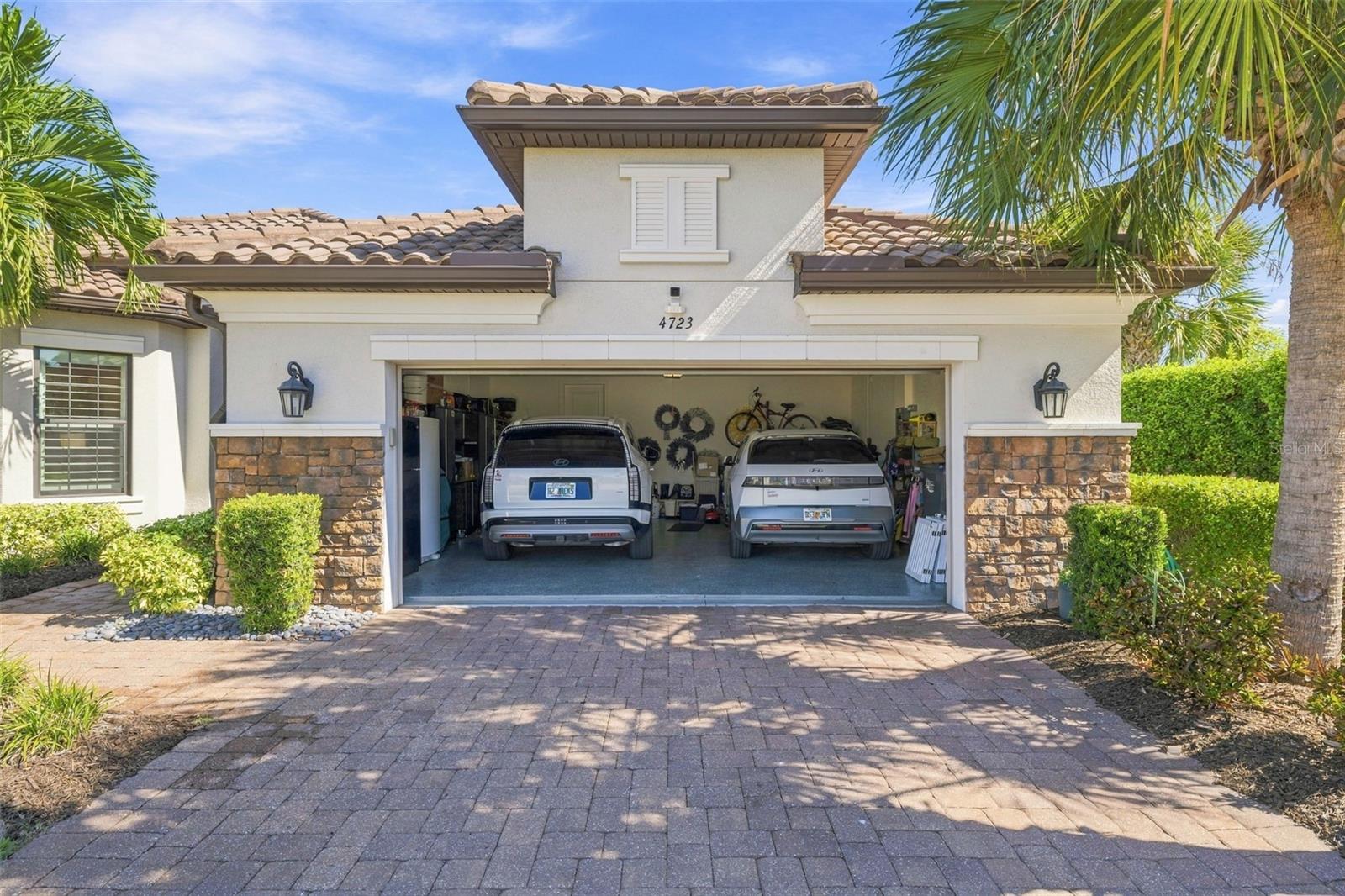 Extended garage easily hold 2 vehicles - 4723 BENITO CT, BRADENTON