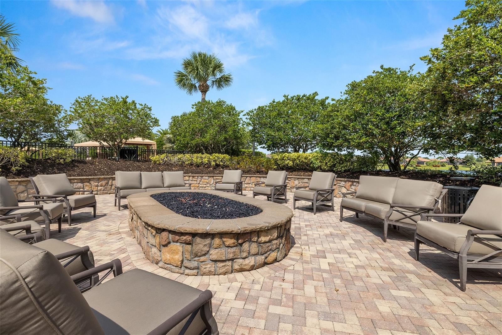 Fire pit gatherings - 4723 BENITO CT, BRADENTON