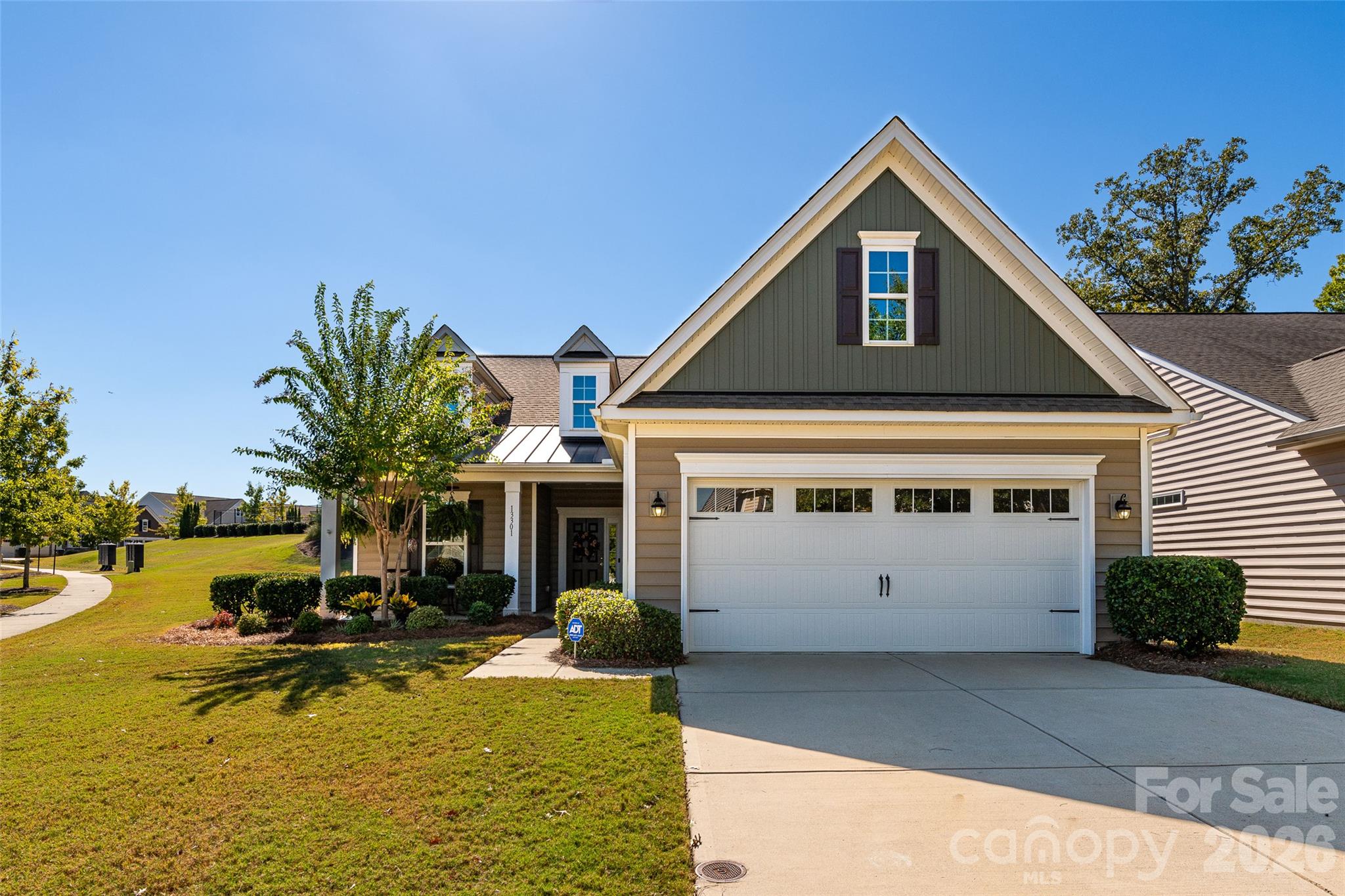 Single Family Residence at 13301 Canterbury Castle Drive, Charlotte, photo 2 of 48