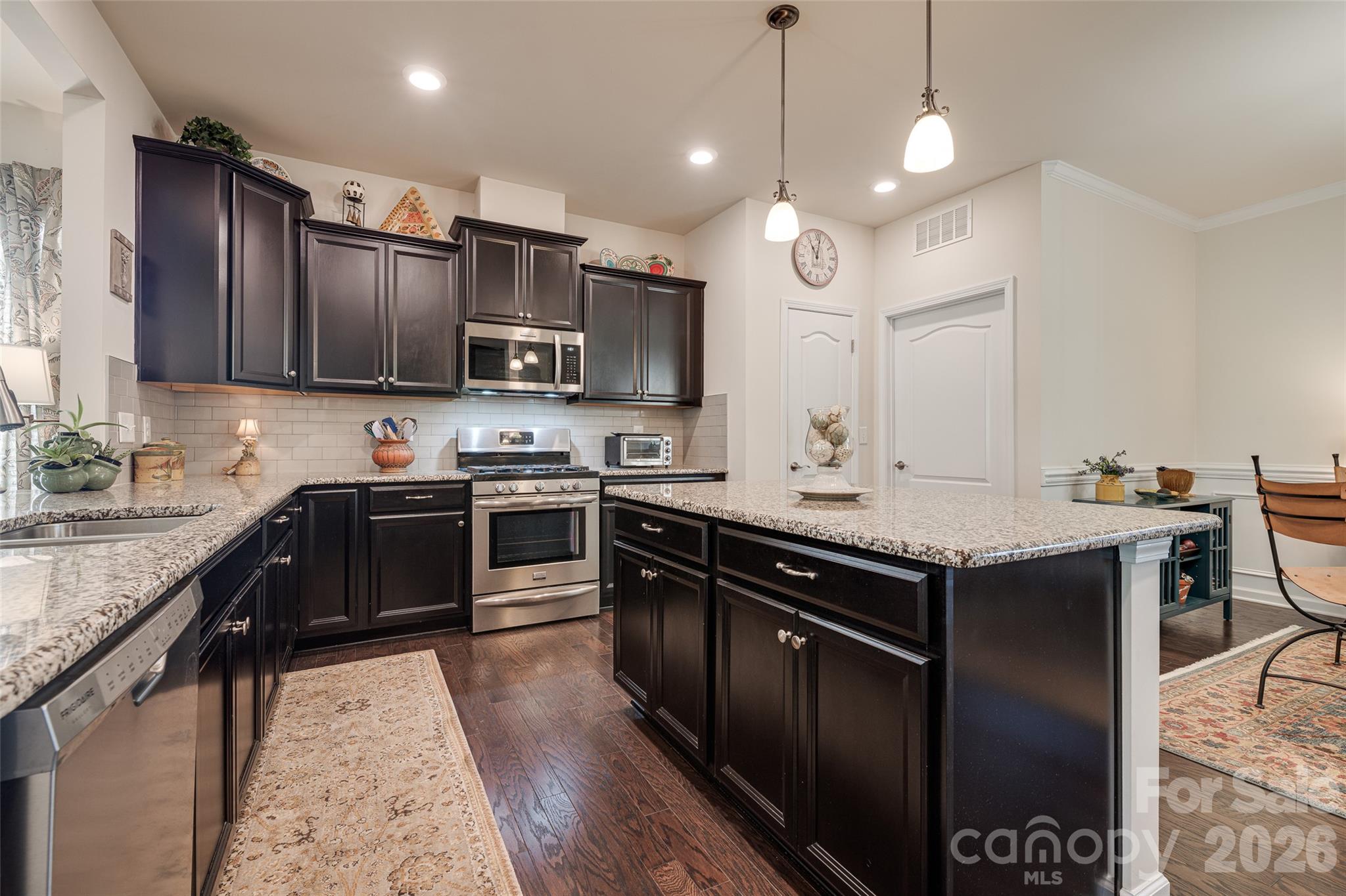 Single Family Residence at 13301 Canterbury Castle Drive, Charlotte, photo 10 of 48