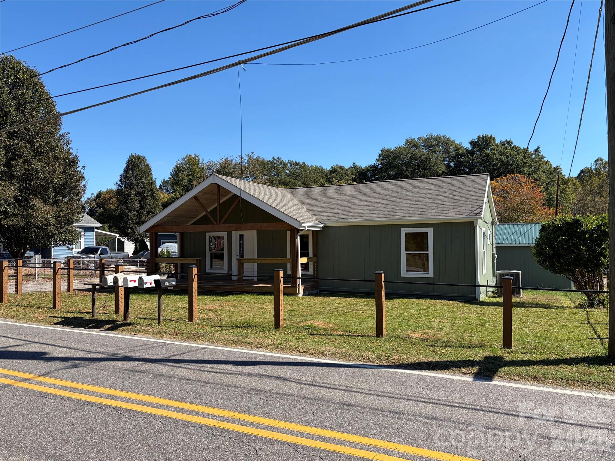 Single Family Residence at 121 Autumn Leaf Road, Troutman, photo 2 of 3