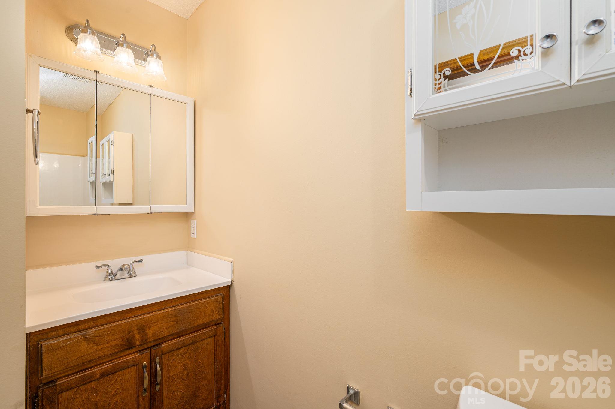 Full bath - 429 Rowan Court, Gastonia