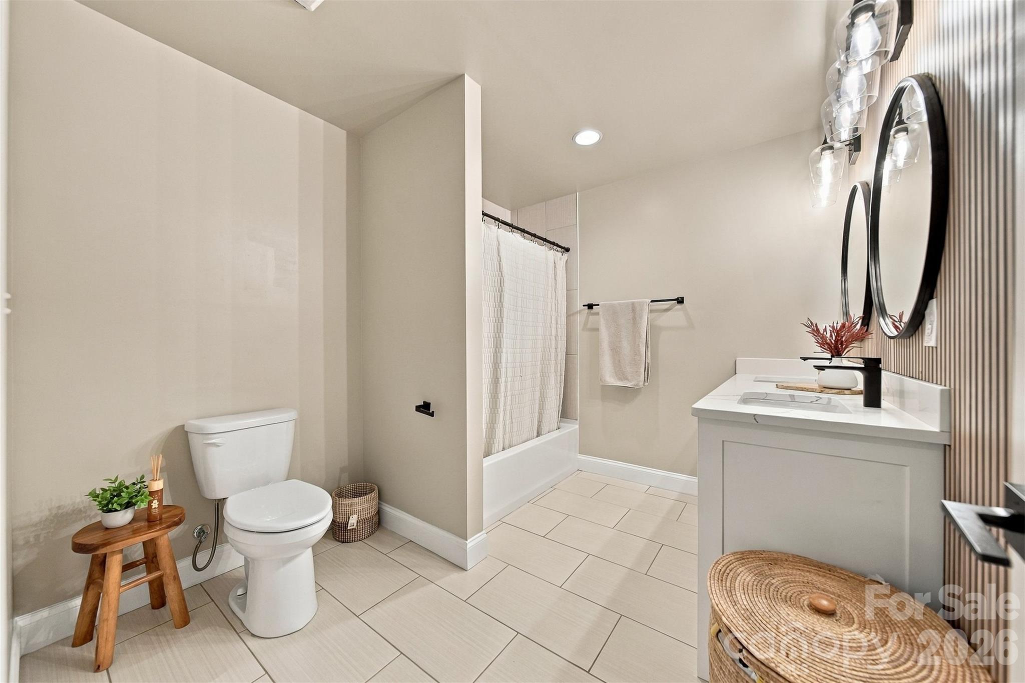 Single Family Residence at 647 Victoria Lane, Hickory, photo 28 of 48