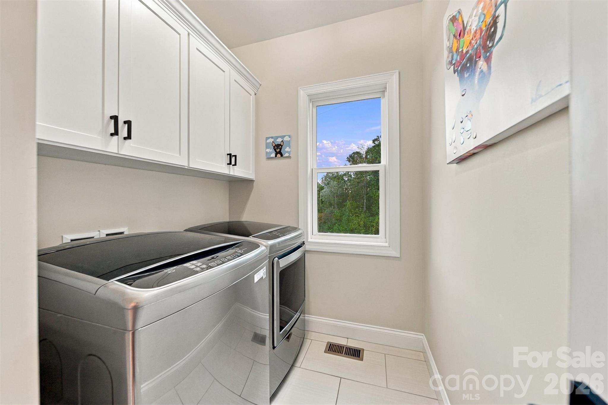 Laundry on the Main - 647 Victoria Lane, Hickory