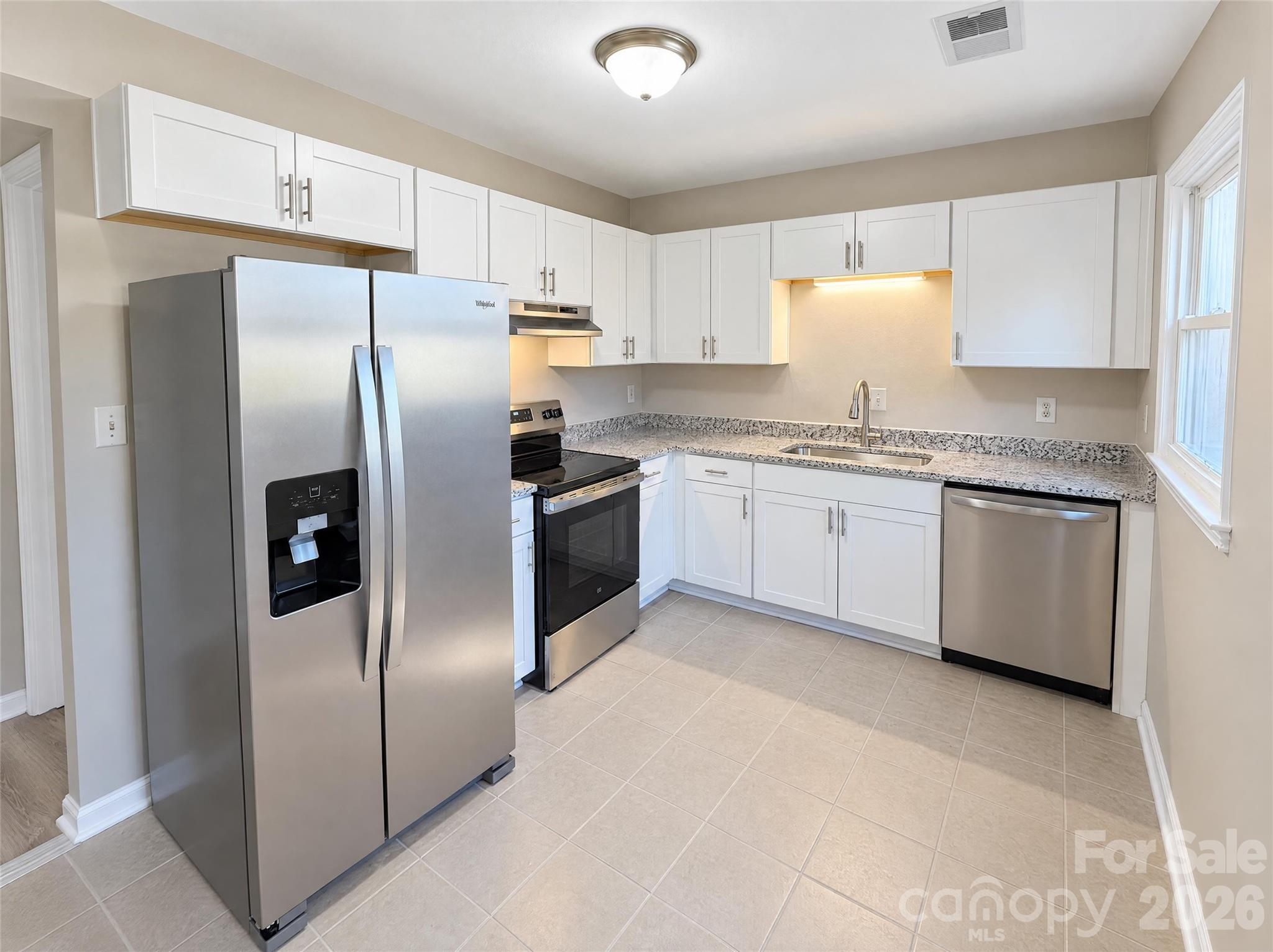 Townhouse at 8355 Knights Bridge Road, Charlotte, photo 2 of 20