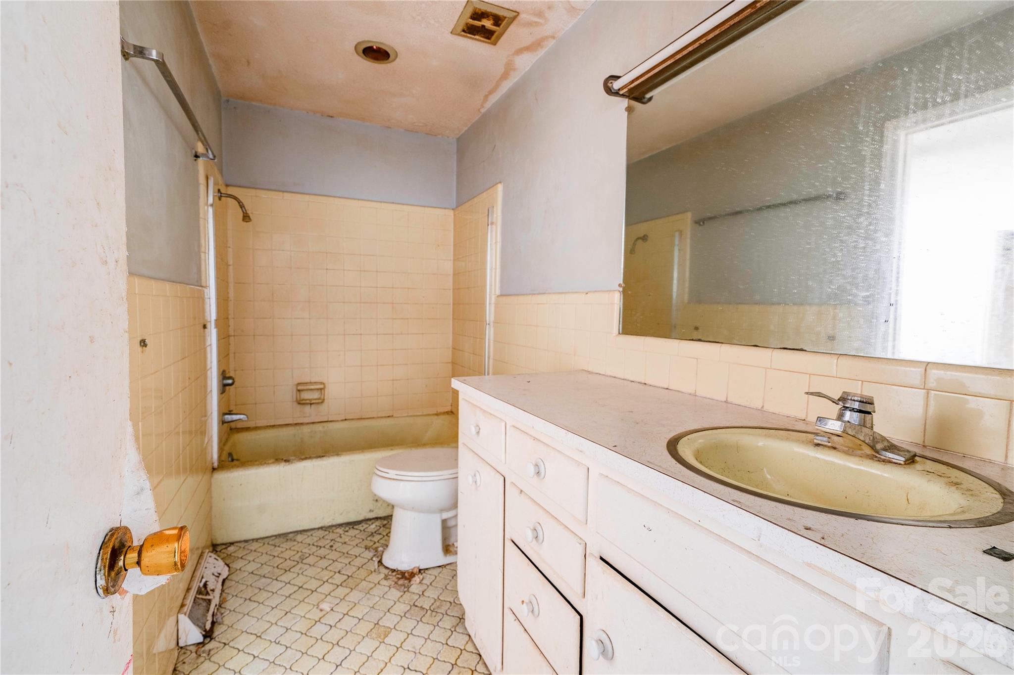 Hall Bath - 712 Hanover Drive, Shelby