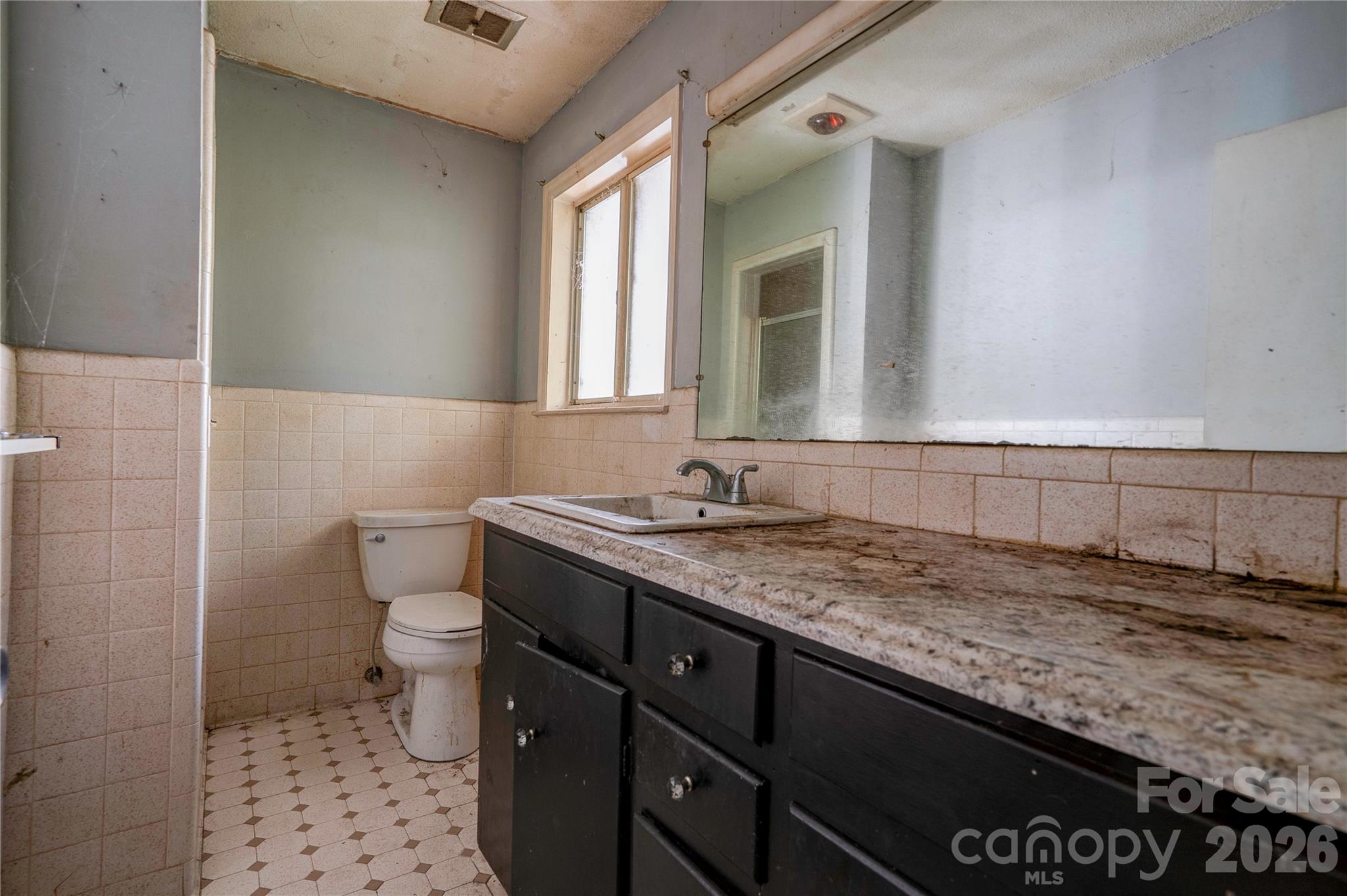 Primary Bathroom - 712 Hanover Drive, Shelby