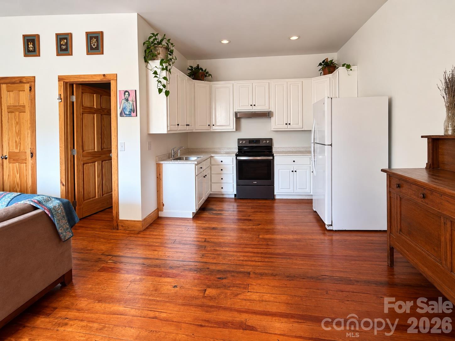 The one-bedroom apartment.... - 20 S Main Street S, Marshall