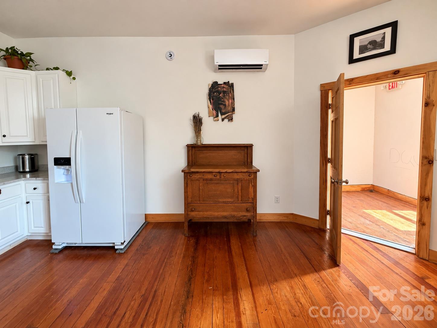 Kitchen and entry - 20 S Main Street S, Marshall
