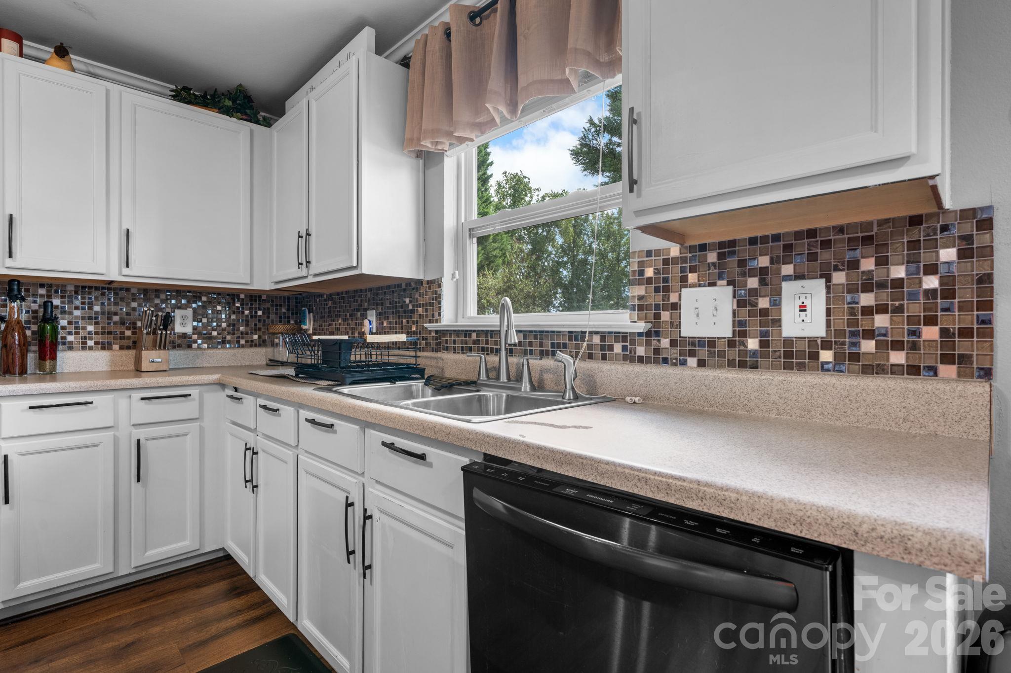 Single Family Residence at 873 Willow Creek Drive, Gastonia, photo 15 of 32