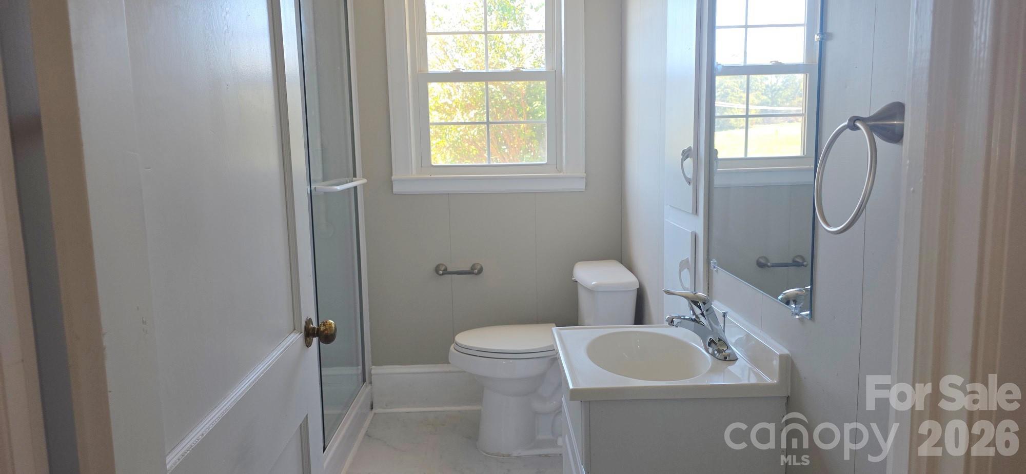 1111 Bathroom - 1107/1111 Chase High Road, Forest City