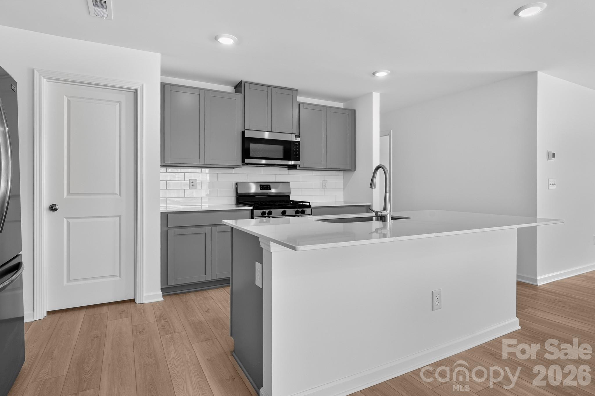 Single Family Residence at 733 Bechamel Avenue, York, photo 5 of 16