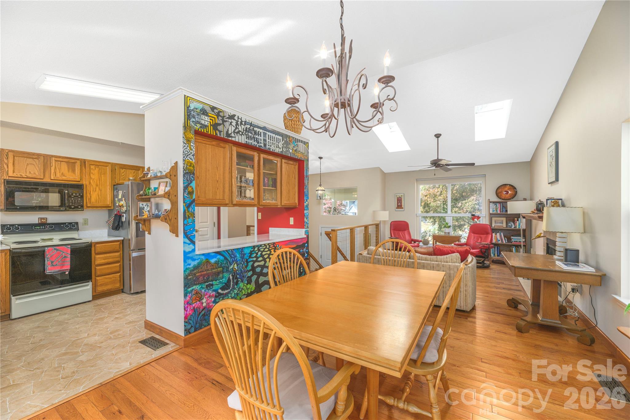 Common area with everything you need. - 6 Eagles Nest Lane, Asheville