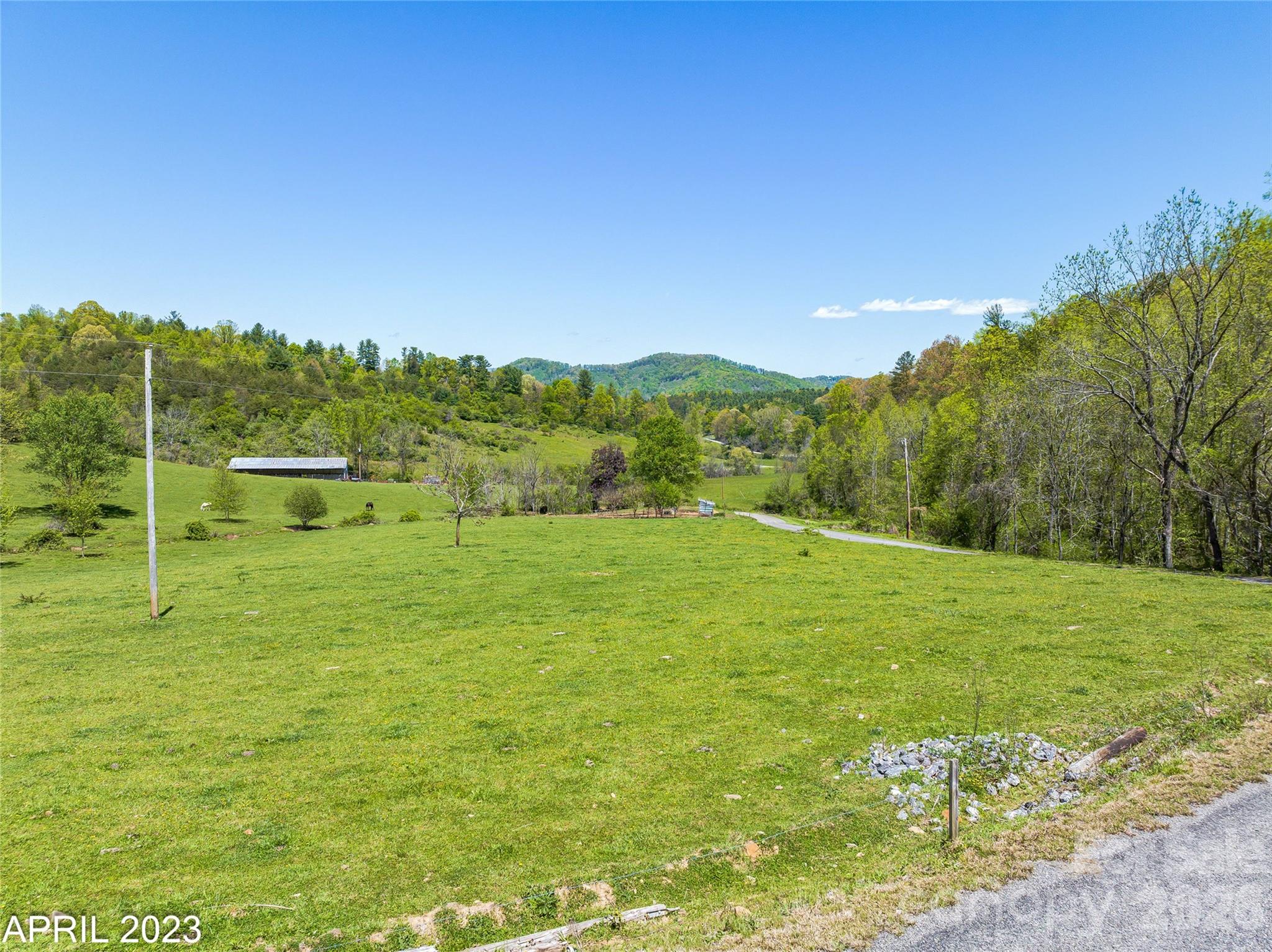 Year round mountain views in all directions - 41 Lovin Road, Weaverville