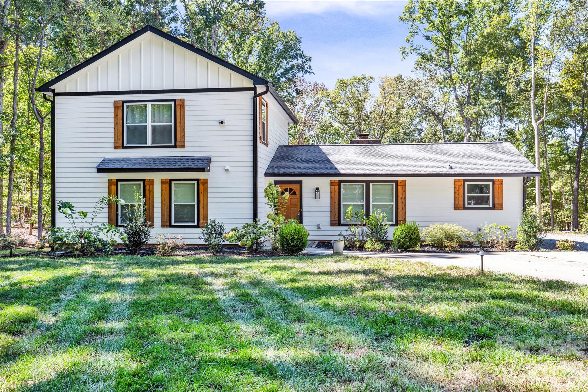 Single Family Residence at 6419 Saddlewood Drive, Waxhaw, photo 2 of 34