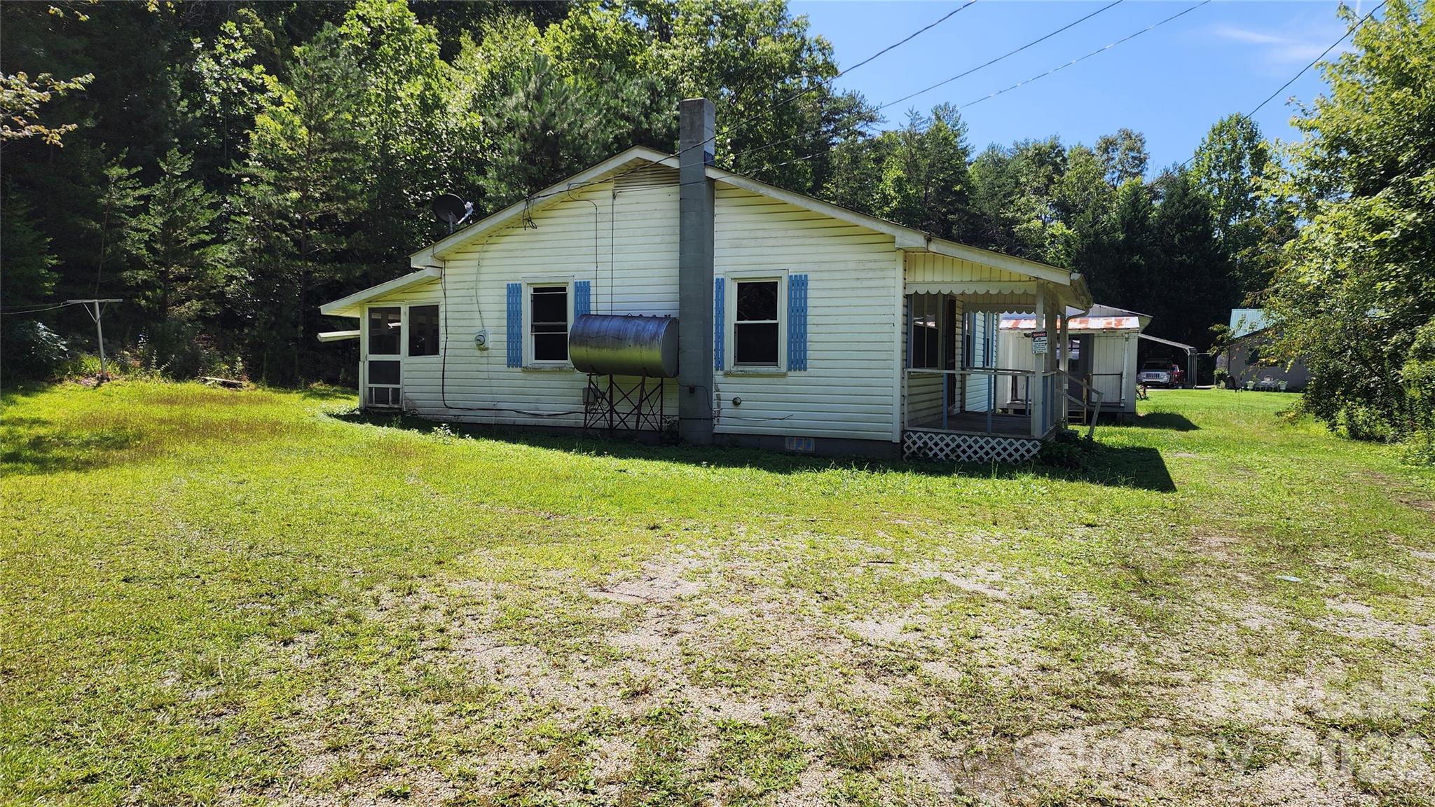 House and parking area at end of driveway - 6174 Hwy 221 Highway N, Marion
