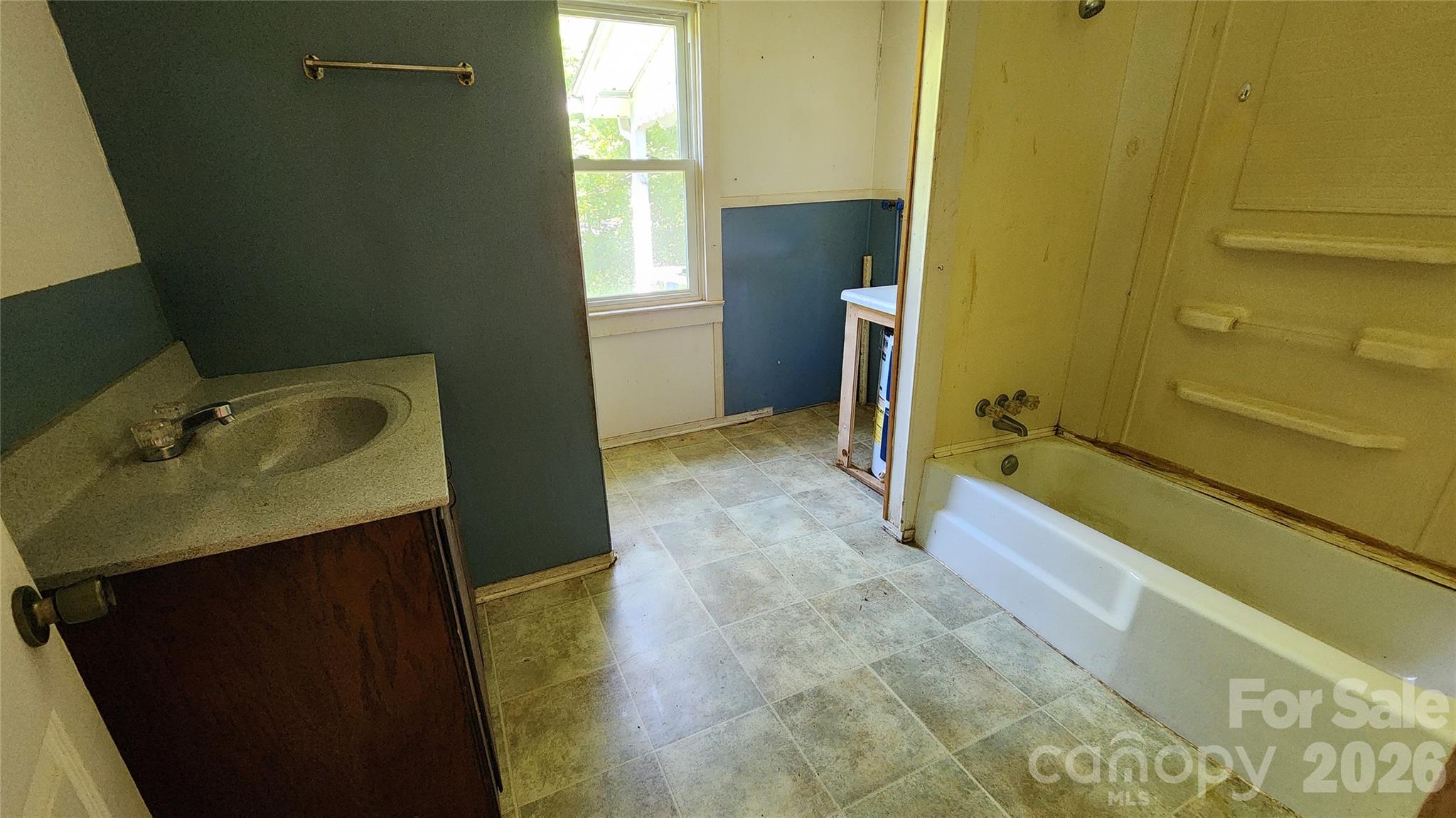 Hall Bath - 6174 Hwy 221 Highway N, Marion