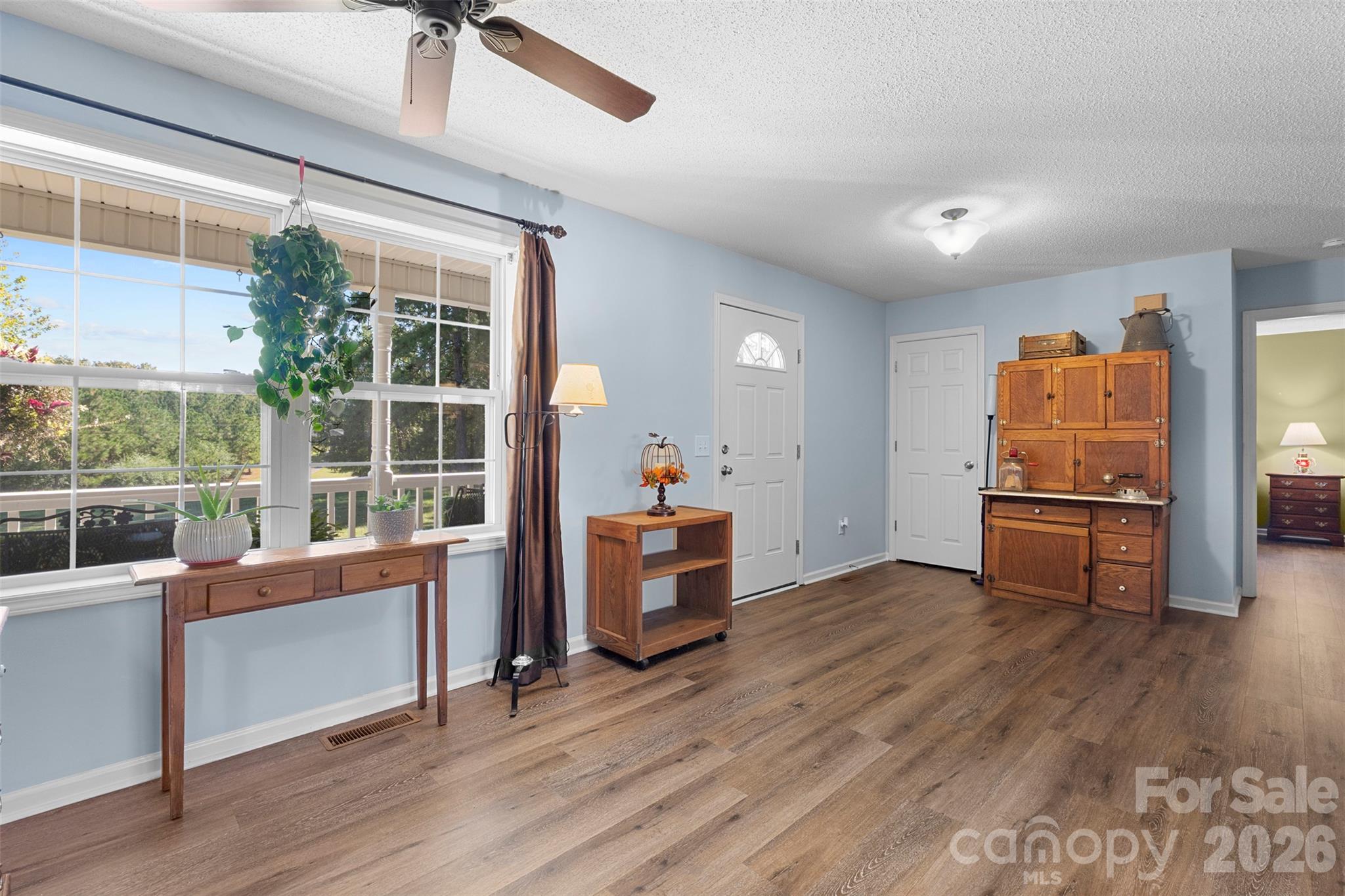 LIVING ROOM/ENTRY WAY - 40237 Palmerville Road, New London