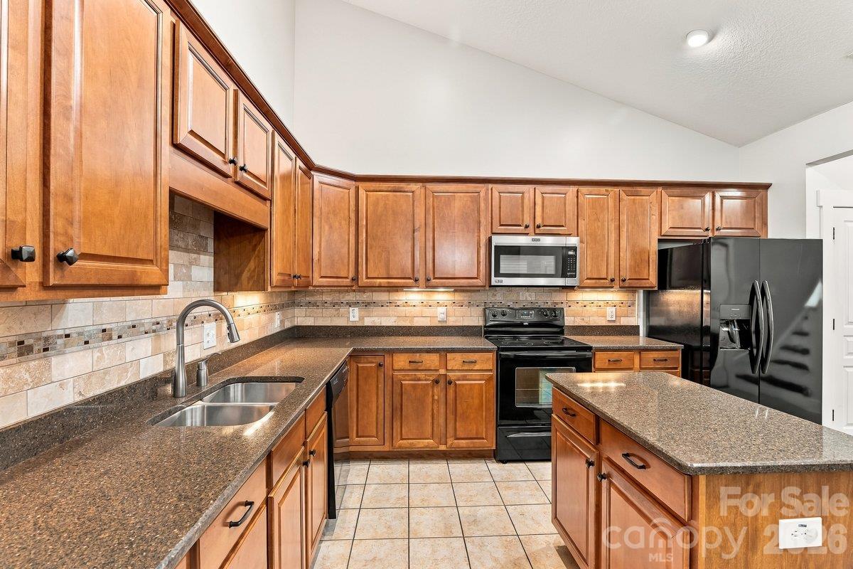 Kitchen with ample cabinet and counter space - 51 Westfield Way, Candler