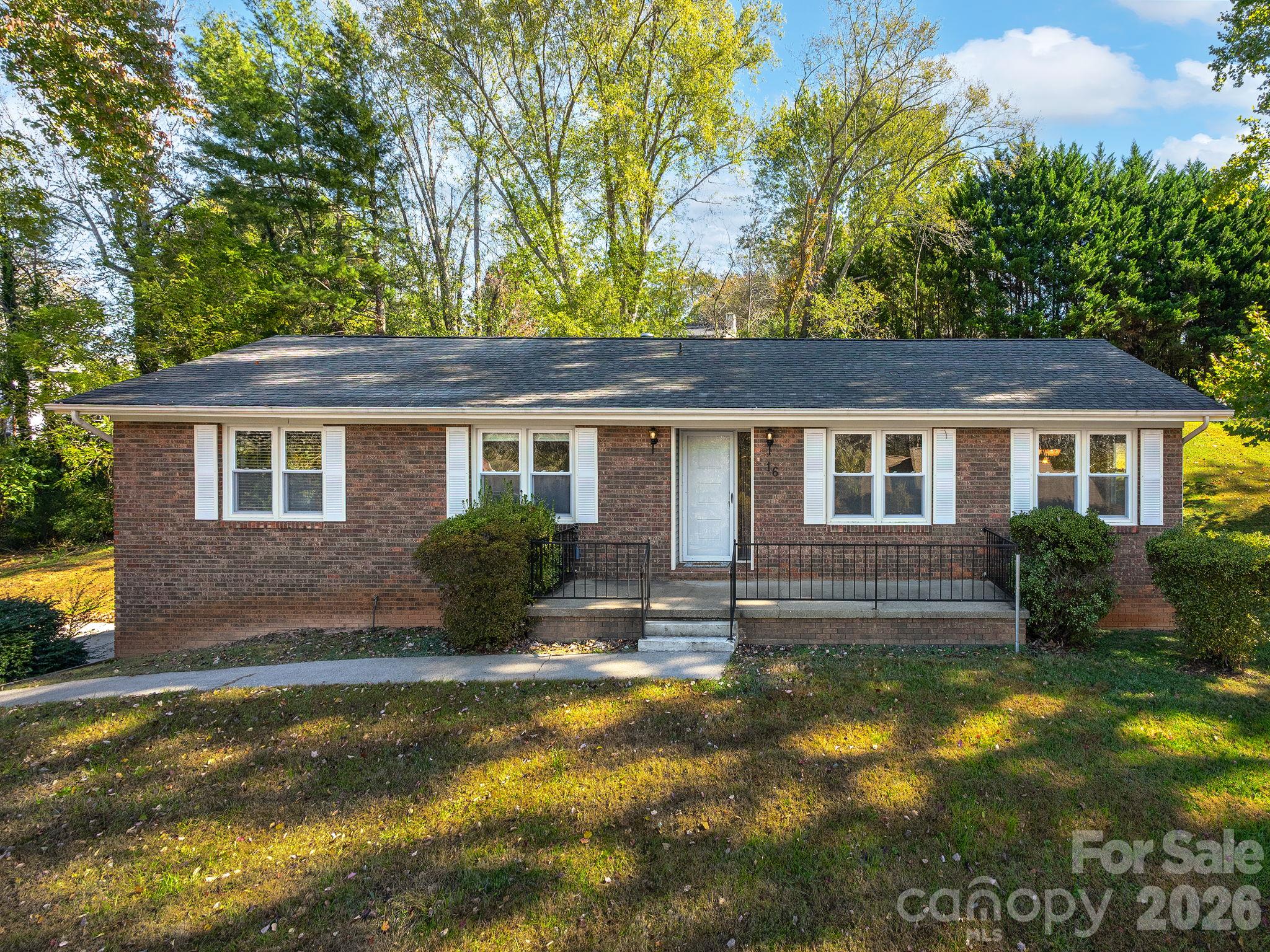 Single Family Residence at 16 Sun Valley Court, Alexander, photo 2 of 45
