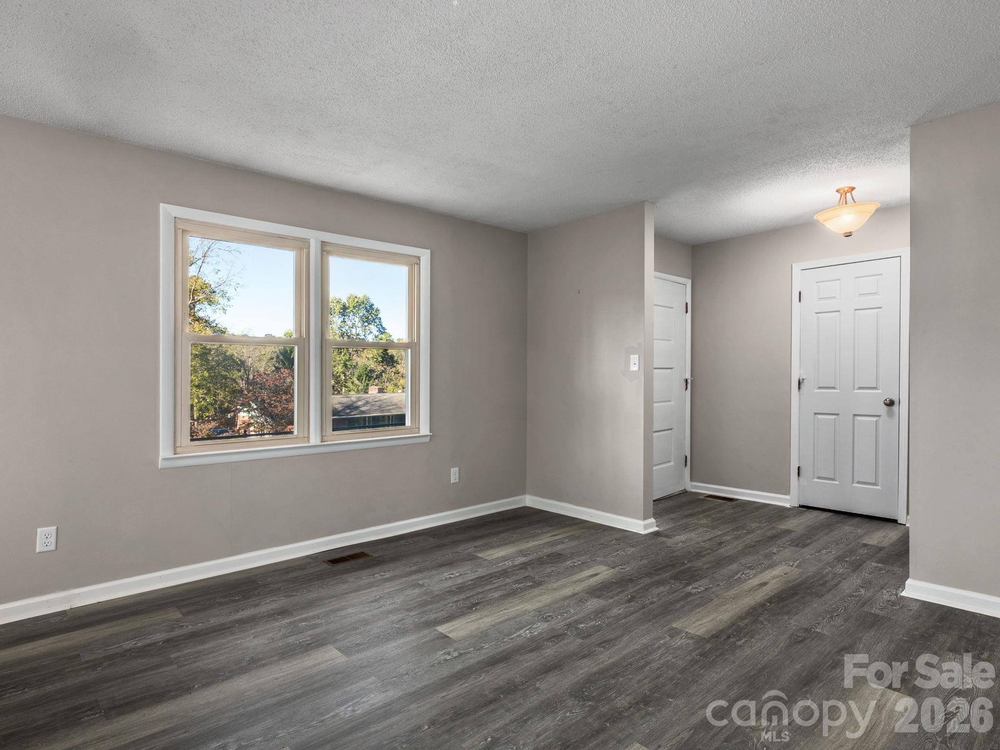 Single Family Residence at 16 Sun Valley Court, Alexander, photo 6 of 45