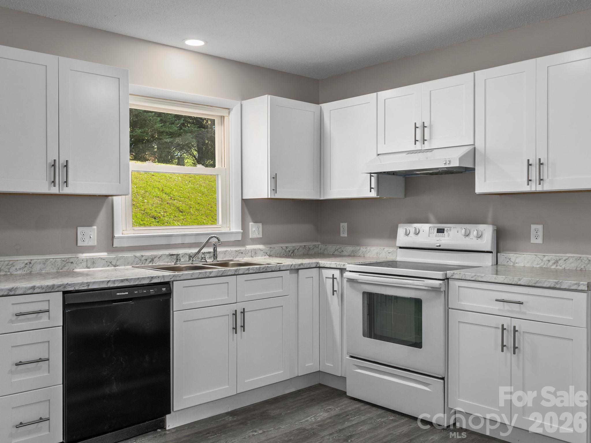 Single Family Residence at 16 Sun Valley Court, Alexander, photo 13 of 45