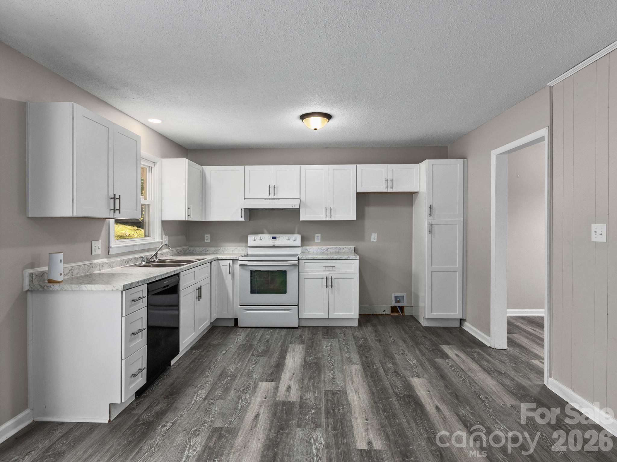 Single Family Residence at 16 Sun Valley Court, Alexander, photo 16 of 45