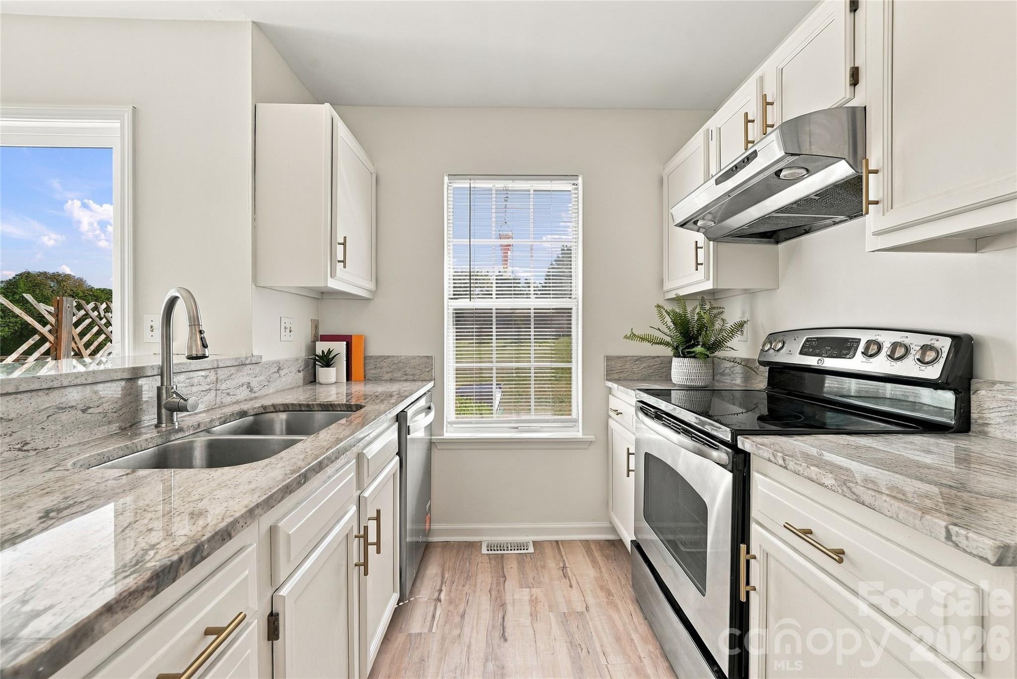 Townhouse at 8231 Circle Tree Lane, Charlotte, photo 7 of 40