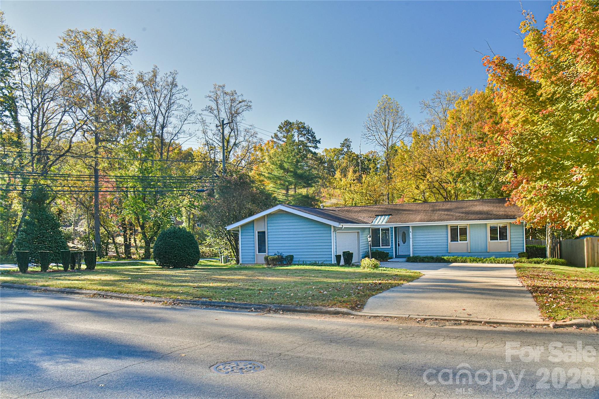 Single Family Residence at 4 Knoll Ridge Drive, Asheville, photo 2 of 31