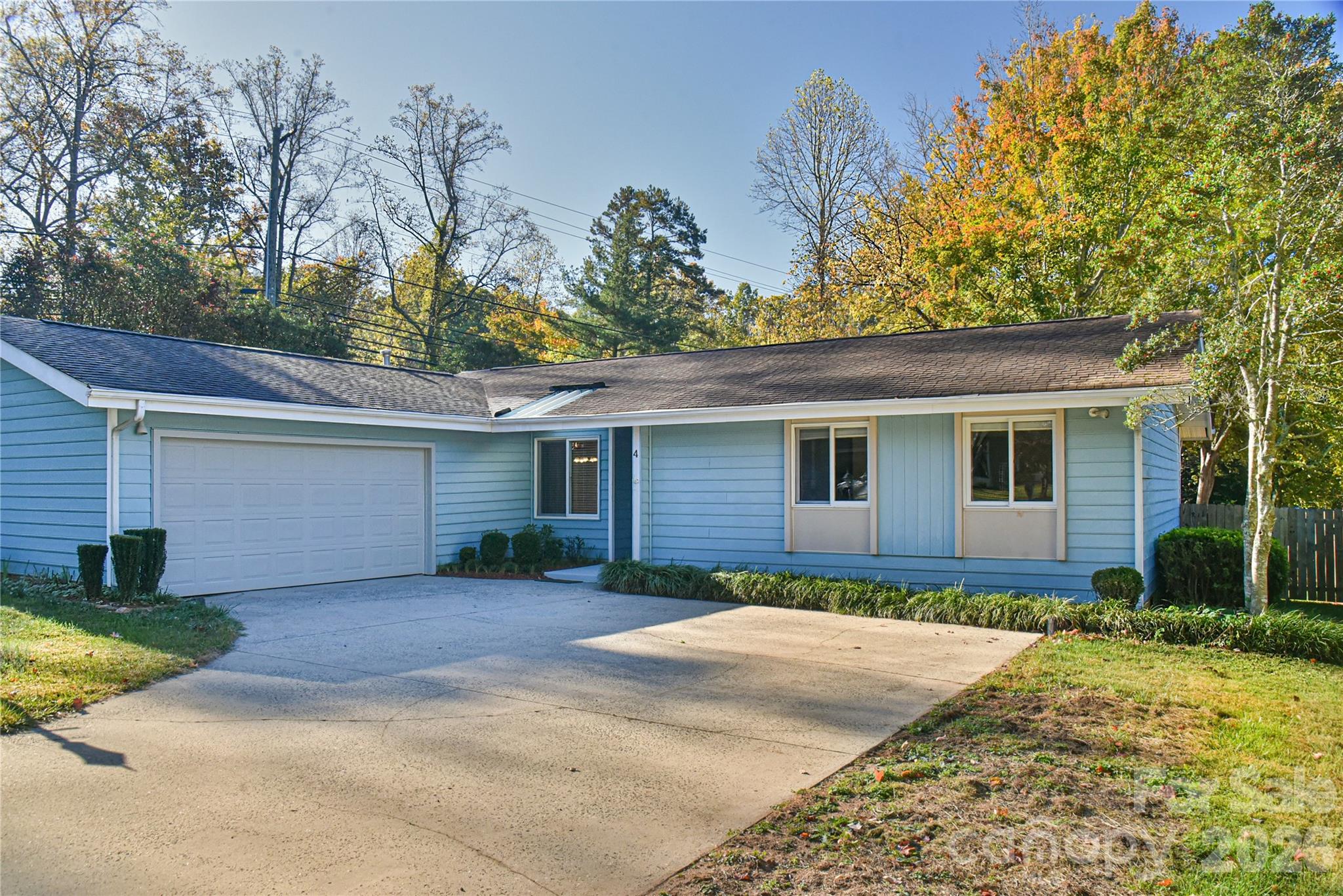 Single Family Residence at 4 Knoll Ridge Drive, Asheville, photo 3 of 31
