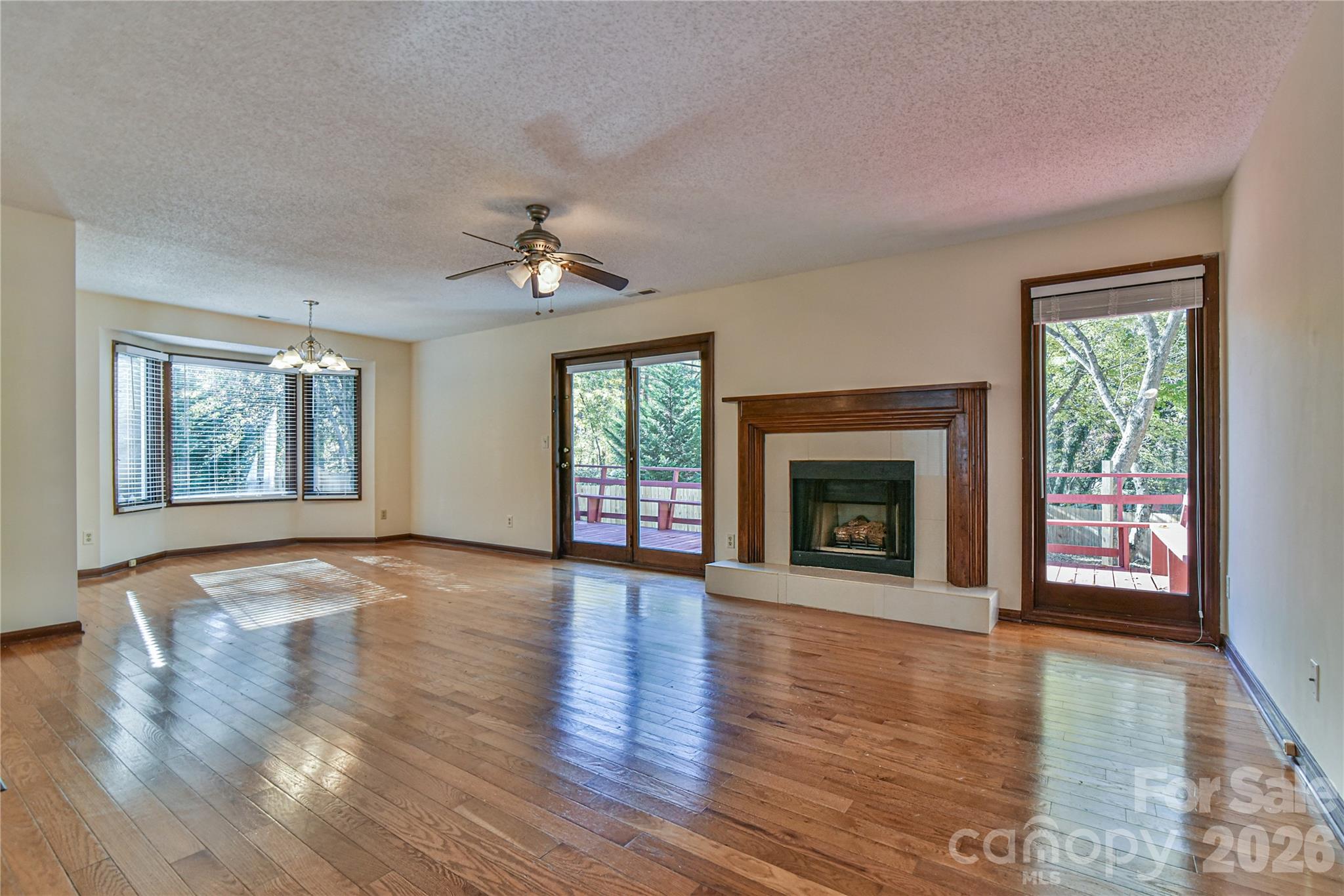 Single Family Residence at 4 Knoll Ridge Drive, Asheville, photo 5 of 31