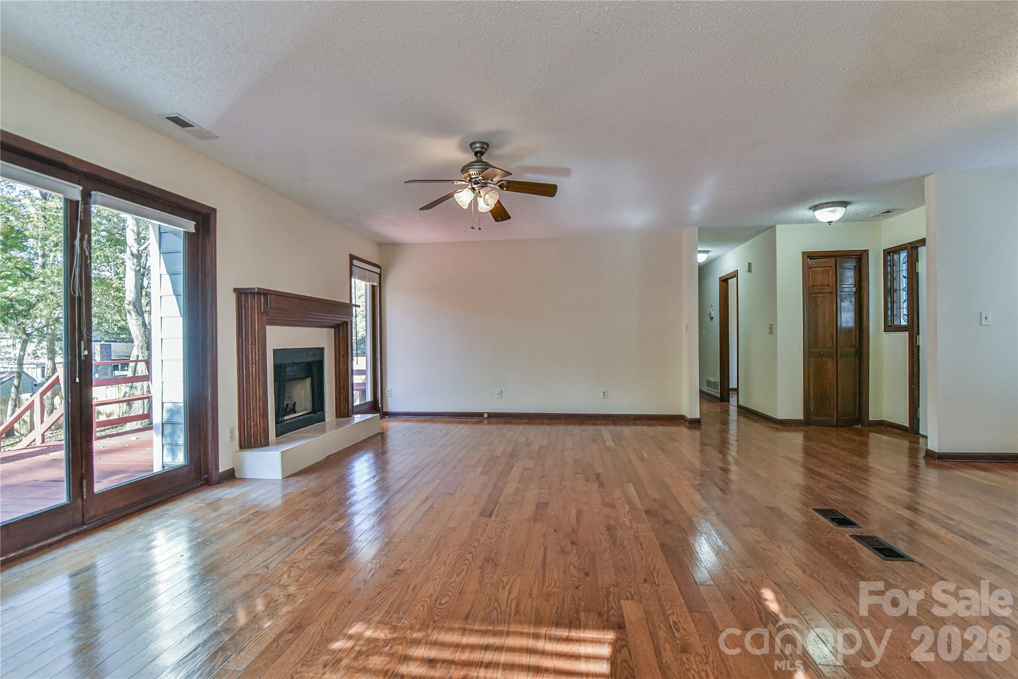 Single Family Residence at 4 Knoll Ridge Drive, Asheville, photo 6 of 31